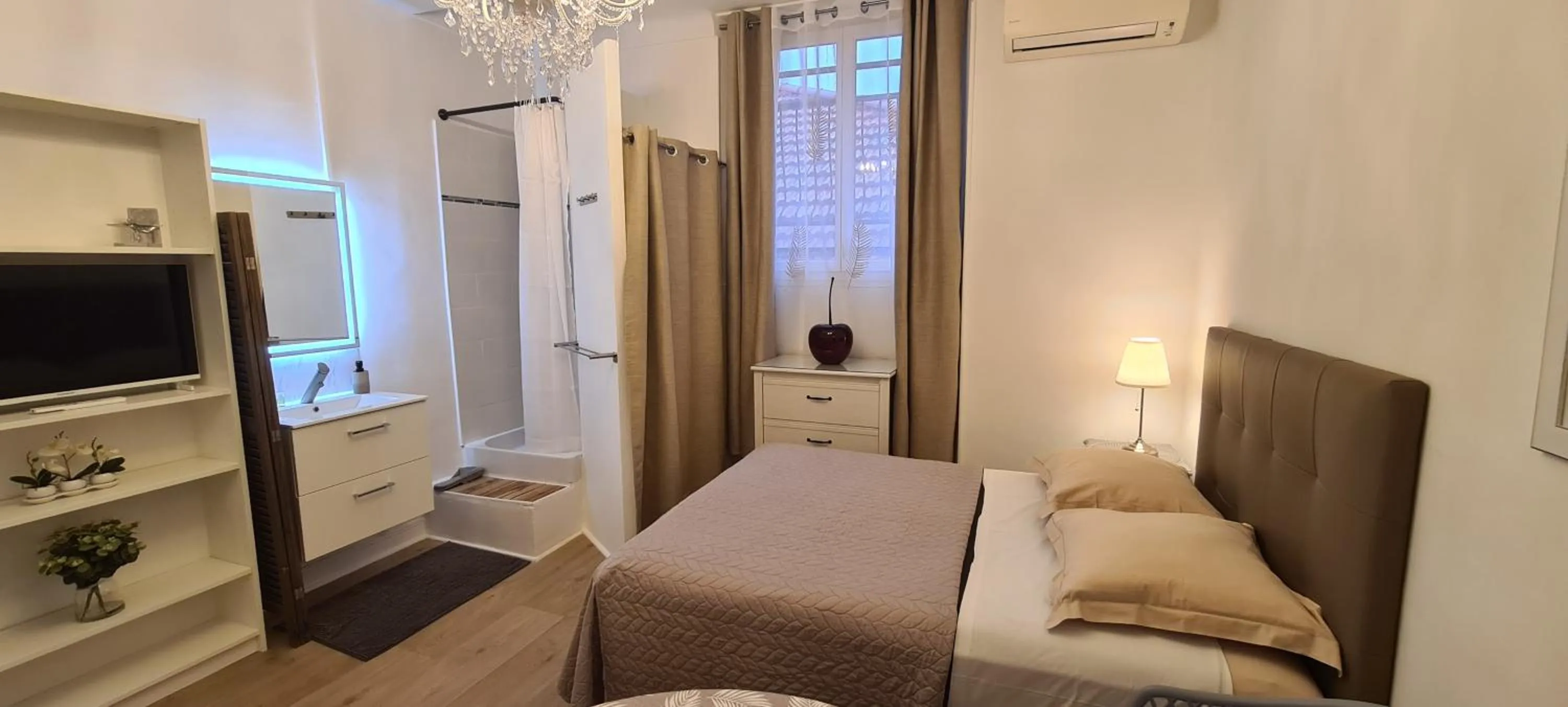 Photo of the whole room, Bed in SeaYouSoon Inn Cannes - Studios
