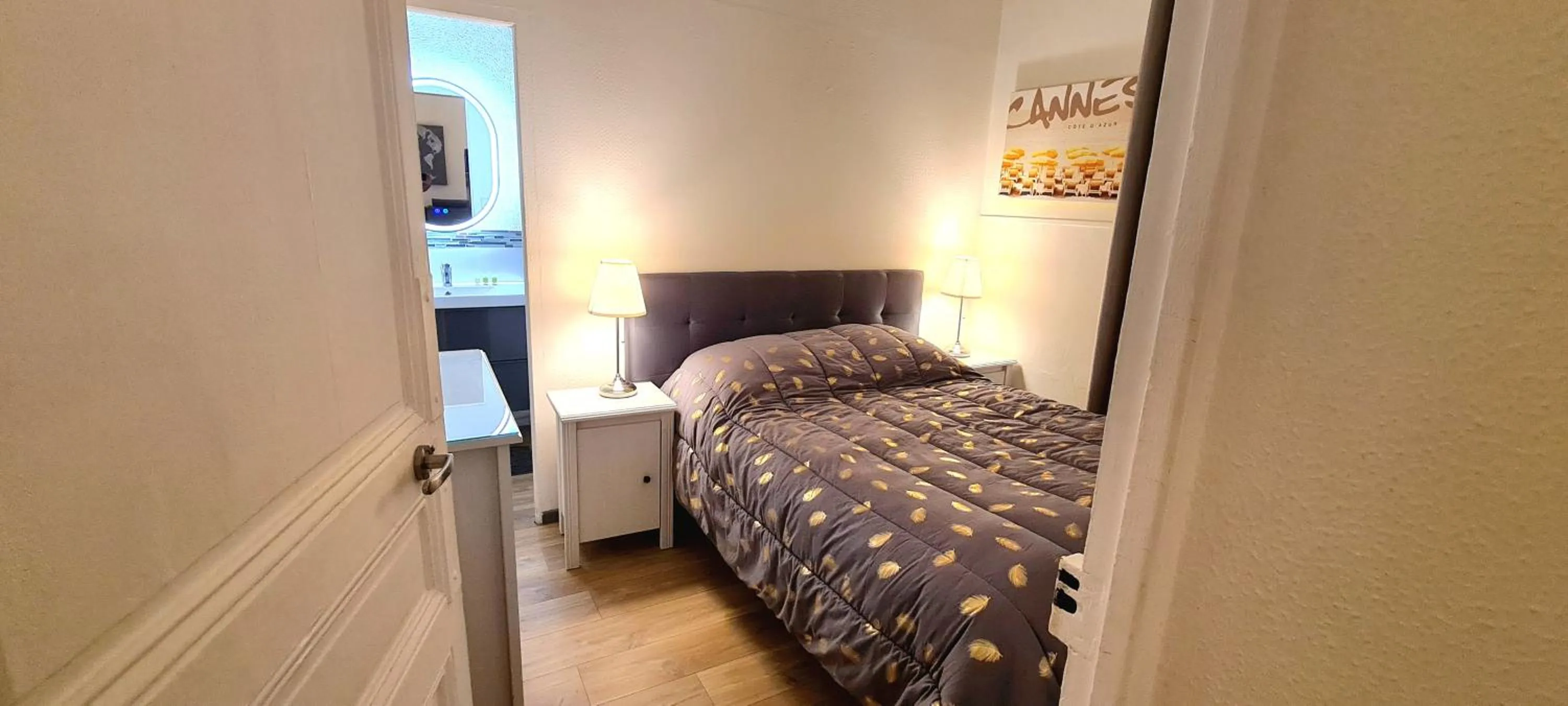 Bedroom, Bed in SeaYouSoon Inn Cannes - Studios