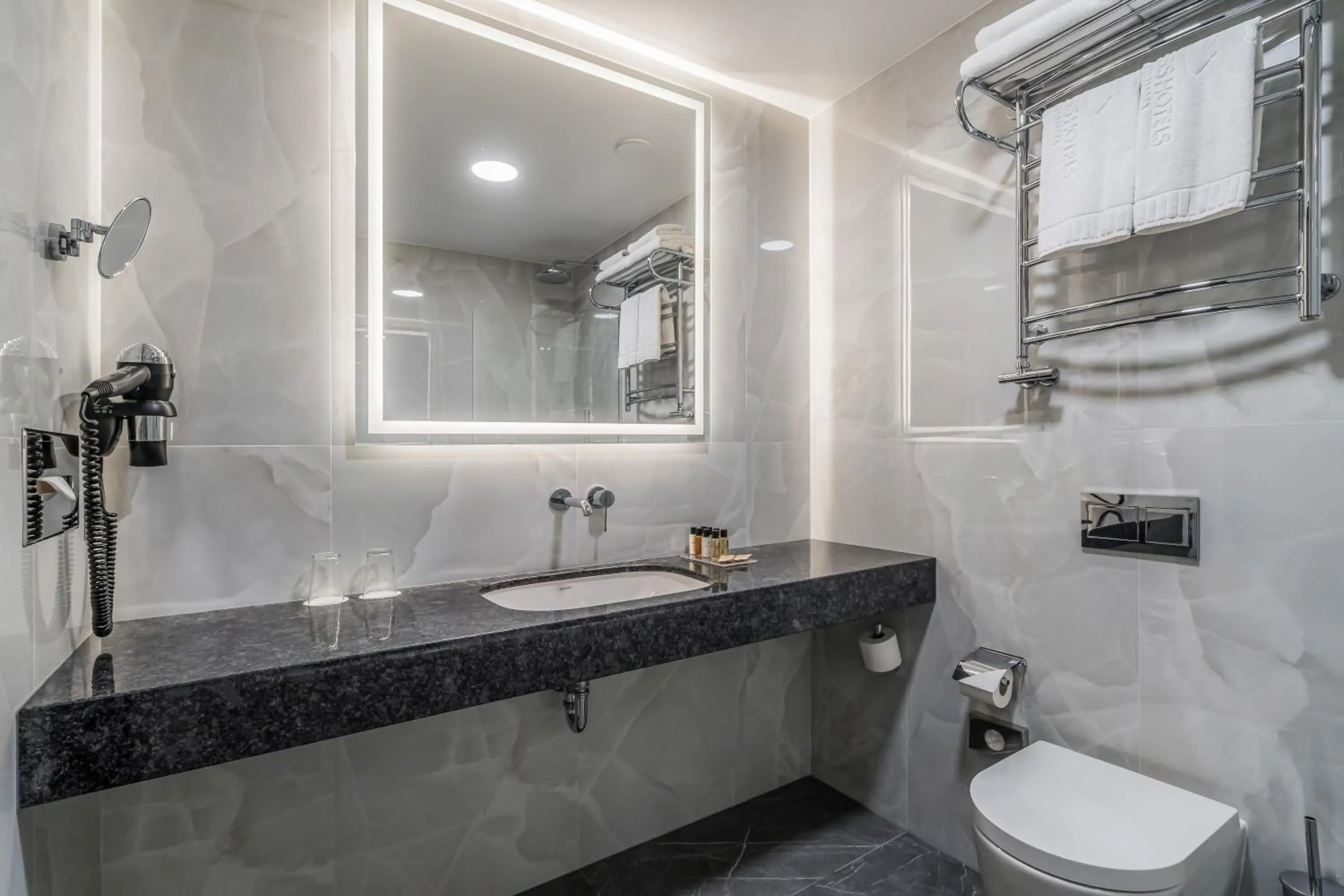 Shower in Congress Hotel