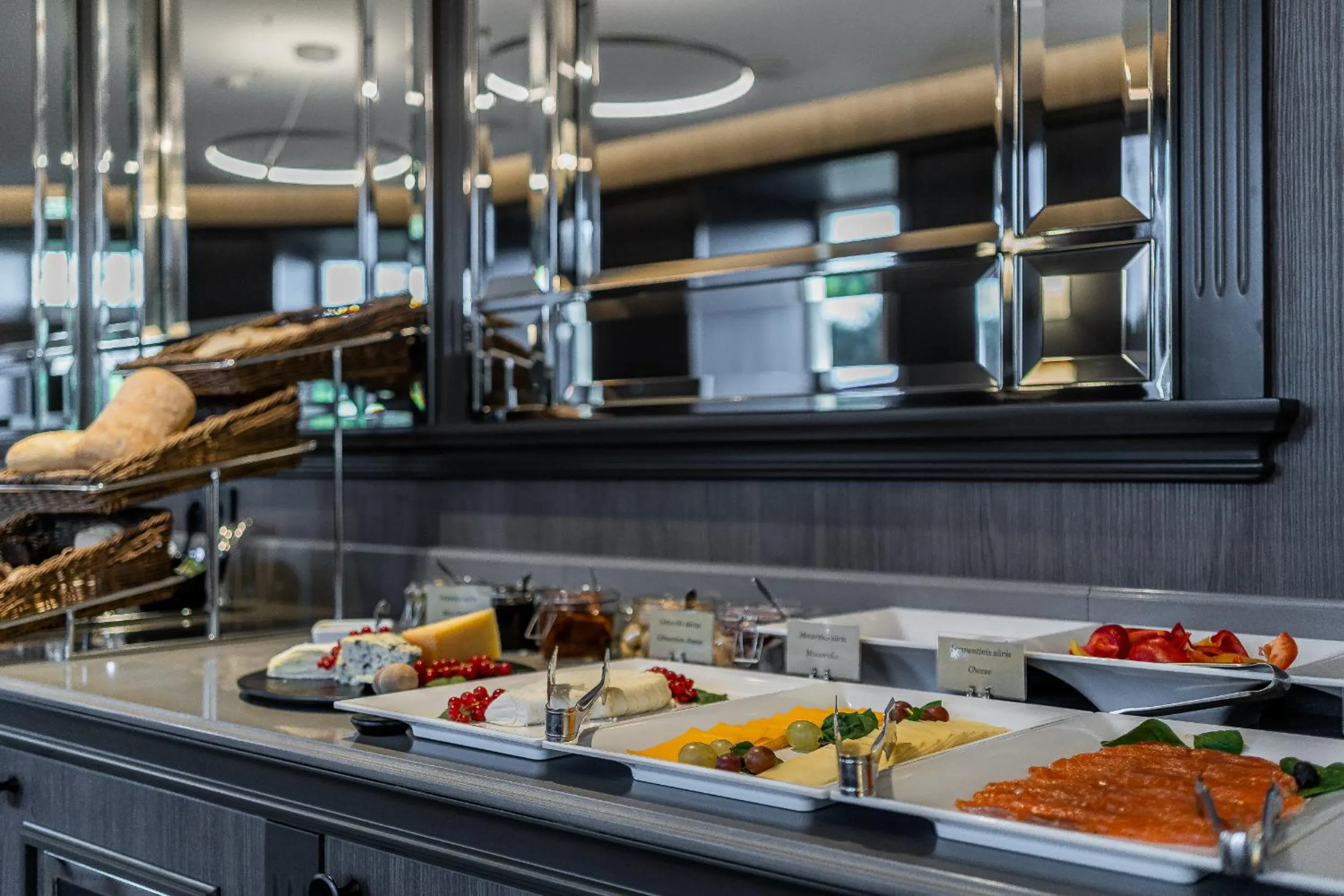 Restaurant/places to eat in Congress Hotel