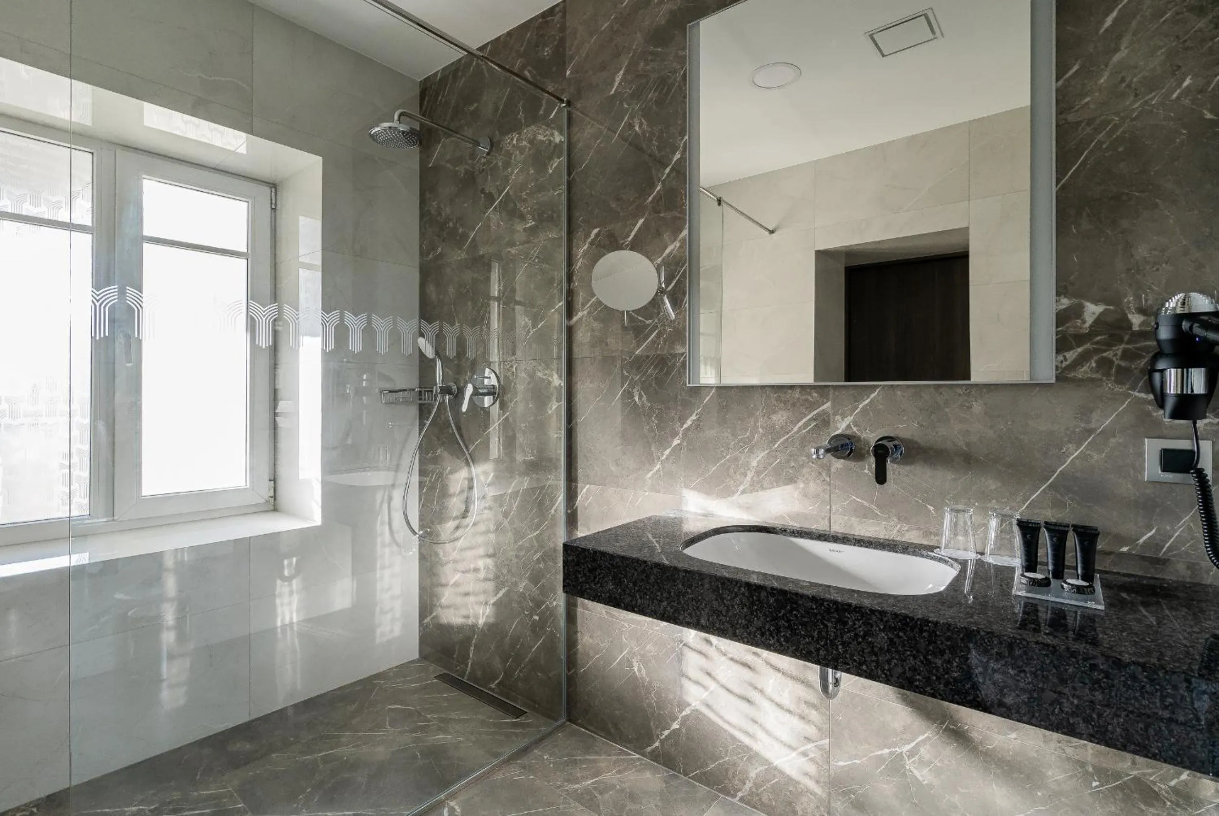 Shower in Congress Hotel