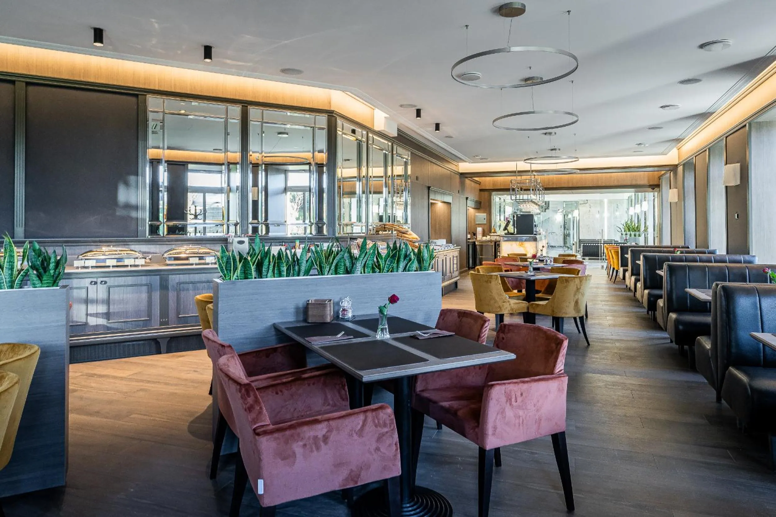 Restaurant/places to eat in Congress Hotel