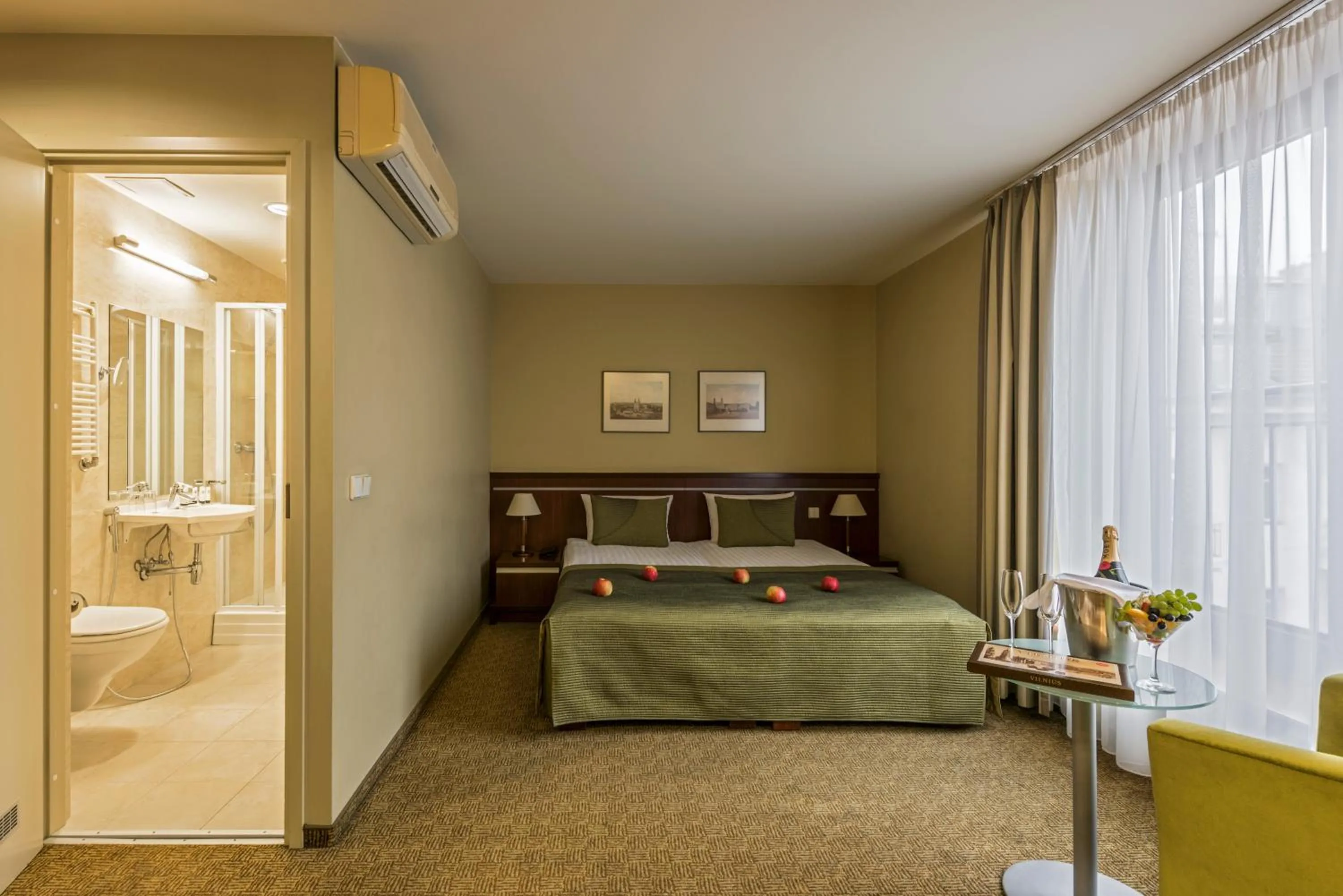 Bedroom, Bed in Congress Hotel