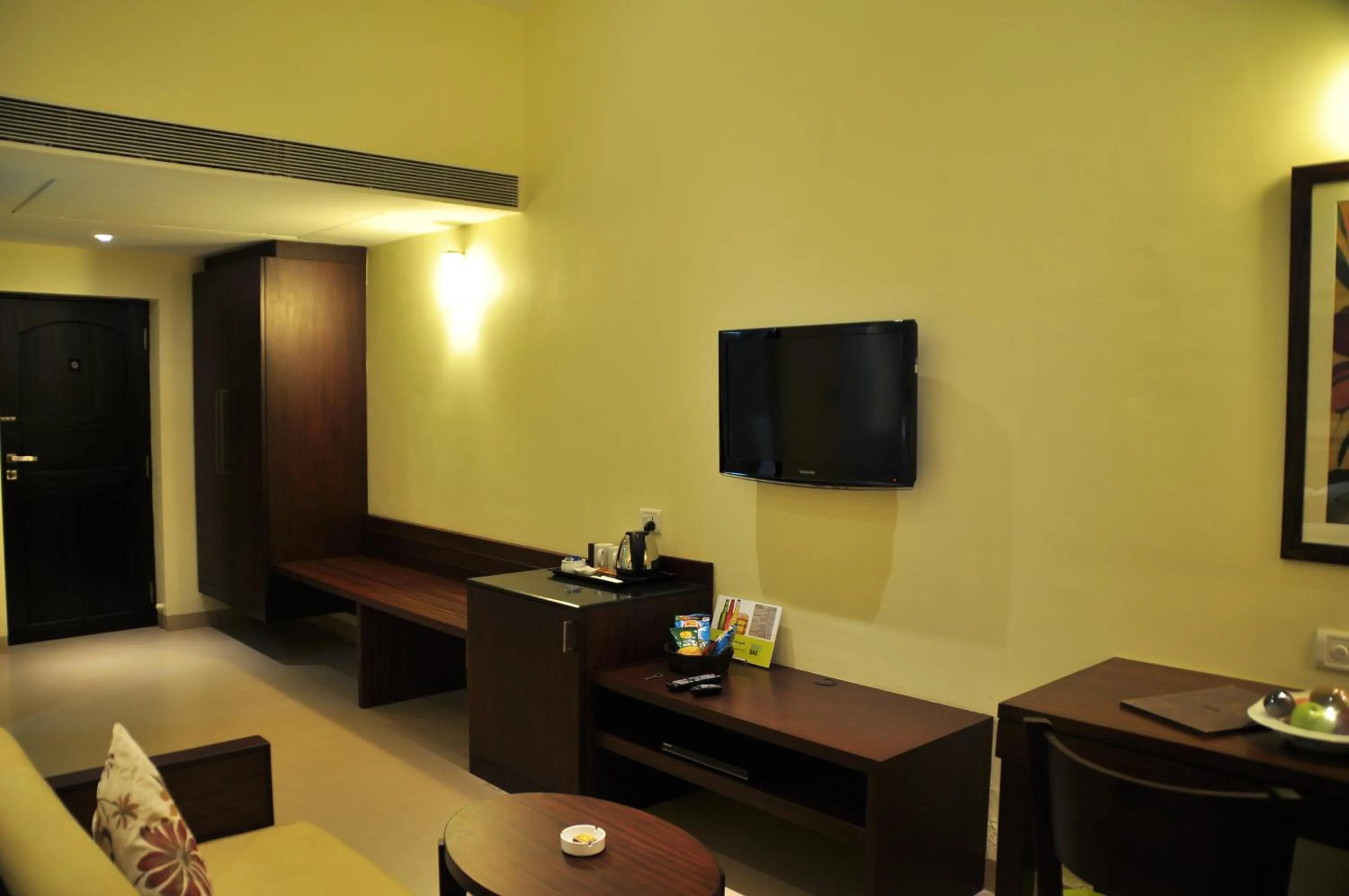 Photo of the whole room in Kyriad Prestige Calangute Goa by OTHPL