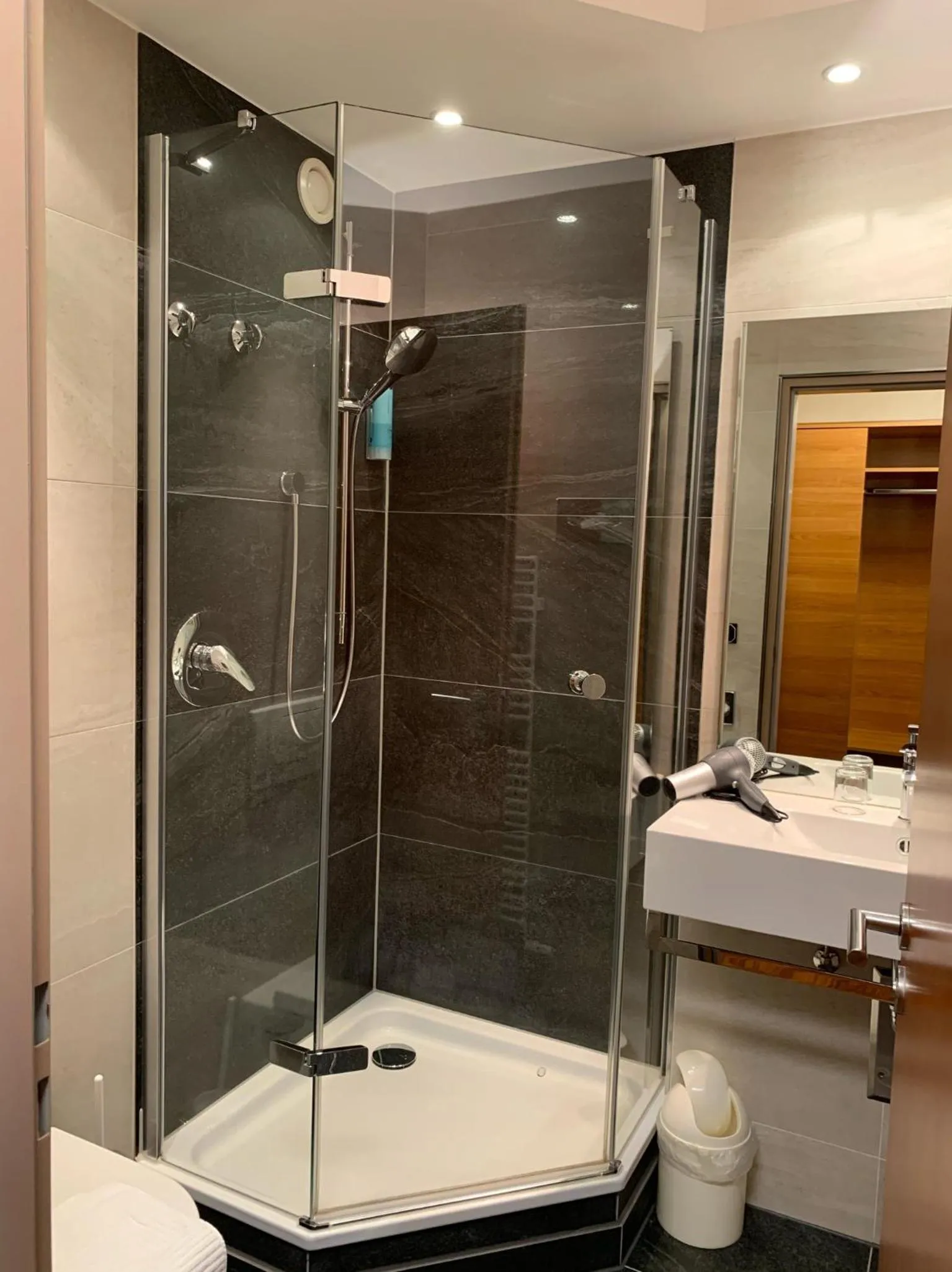 Shower in Atrium Hotel Krüger