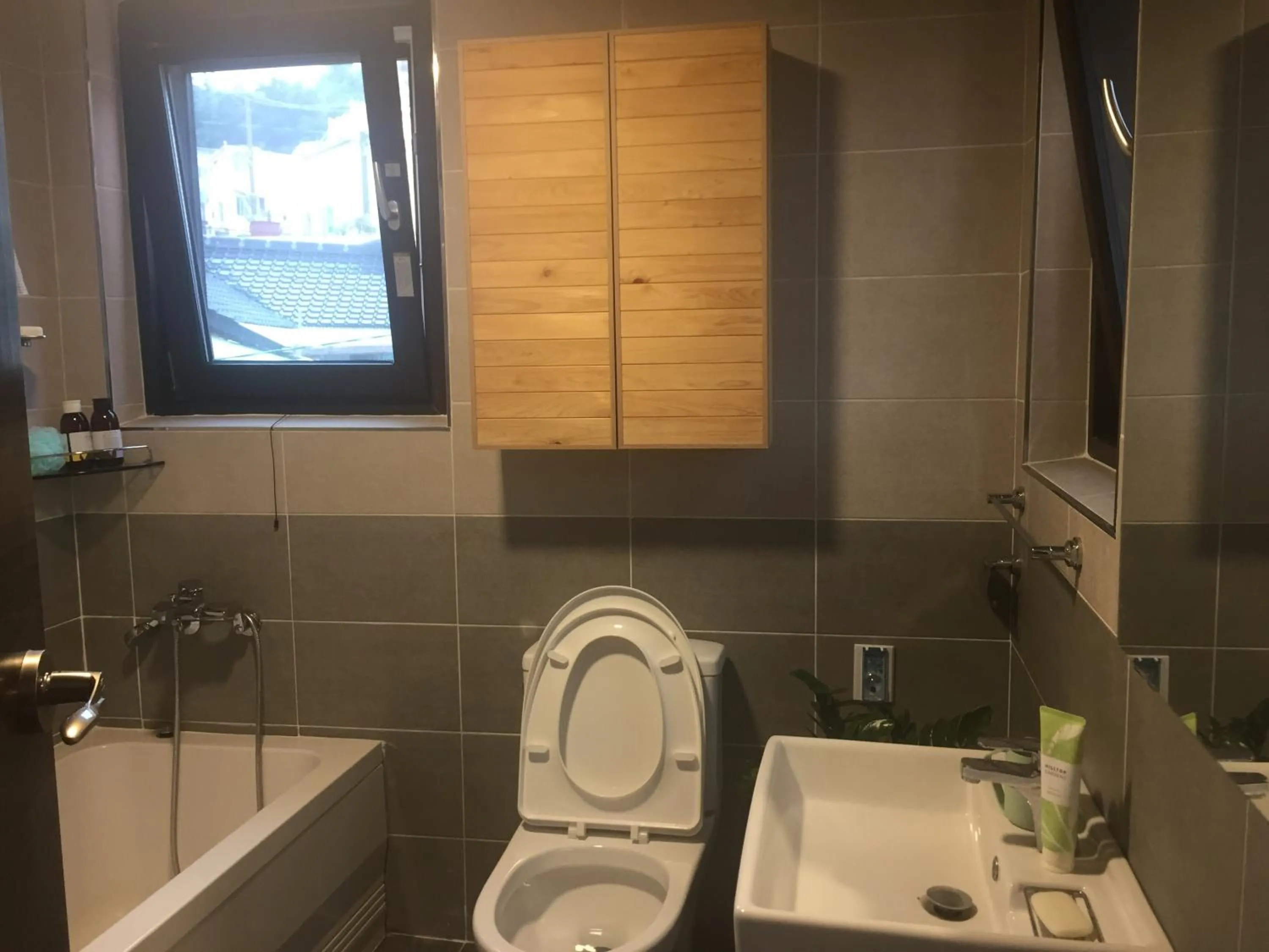 Family Room with Private Bathroom - single occupancy in Guest House Dalggume