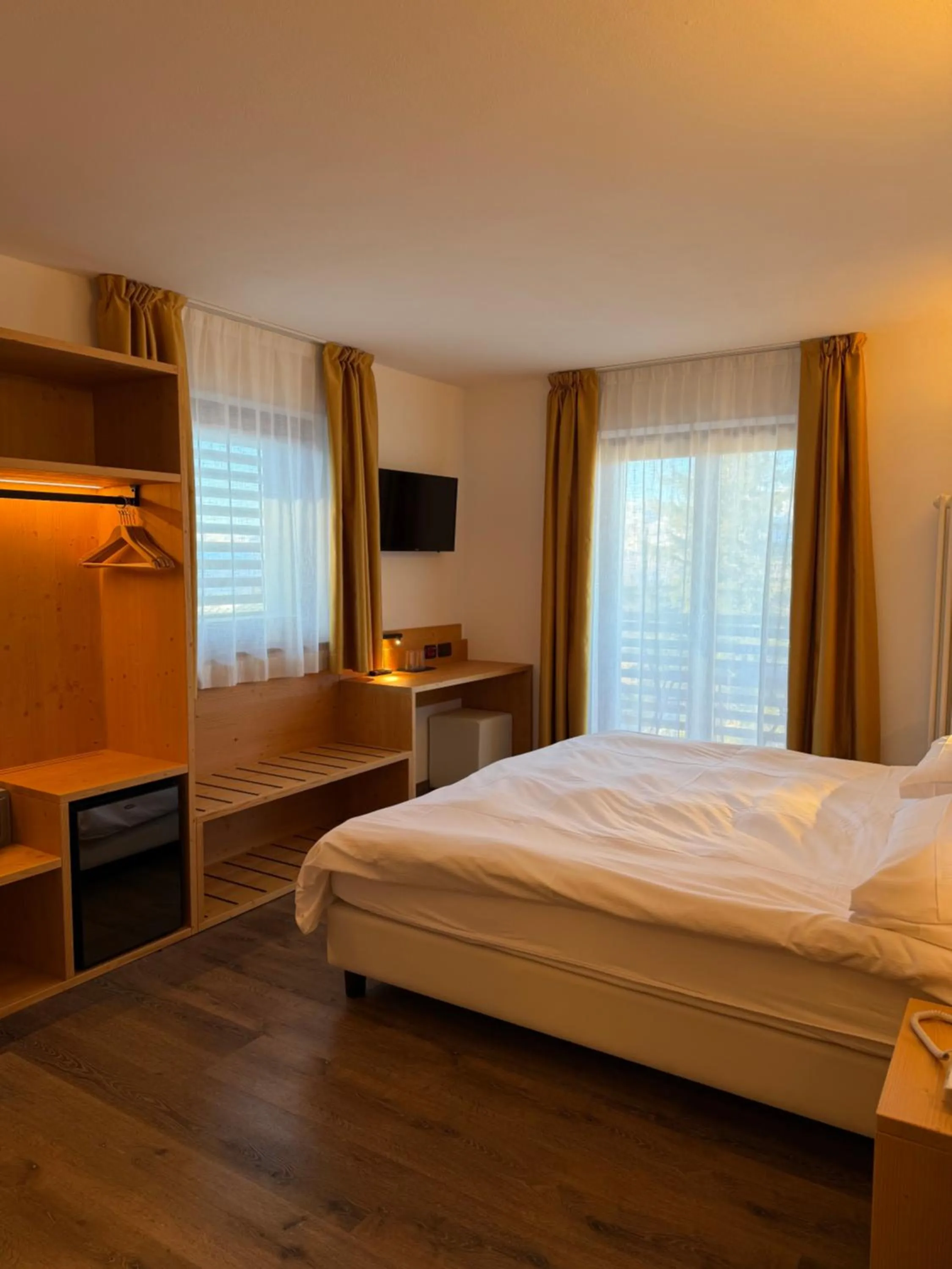 Communal lounge/ TV room, Bed in Chalet Caminetto