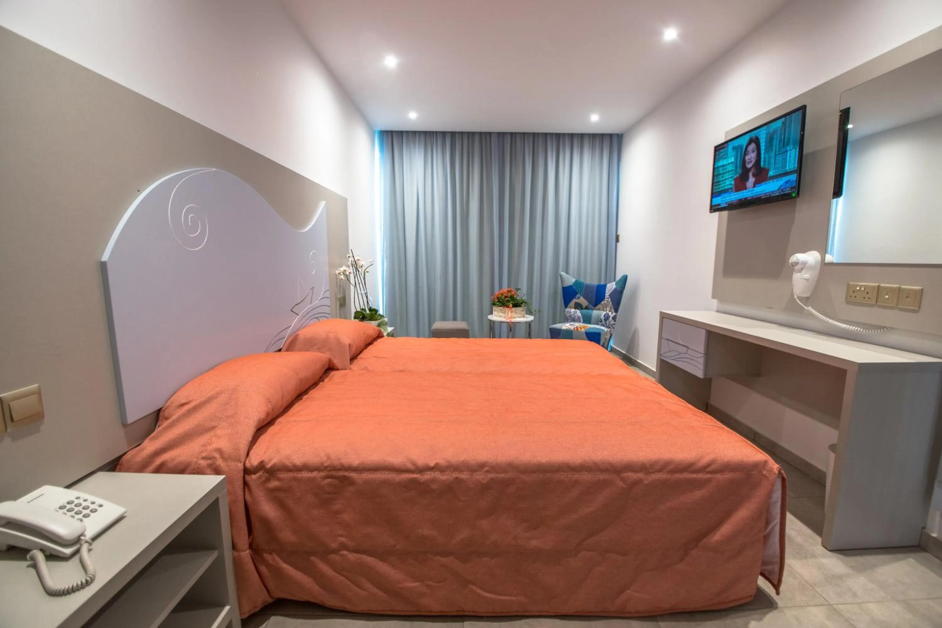 Photo of the whole room, Bed in Nicholas Color Hotel