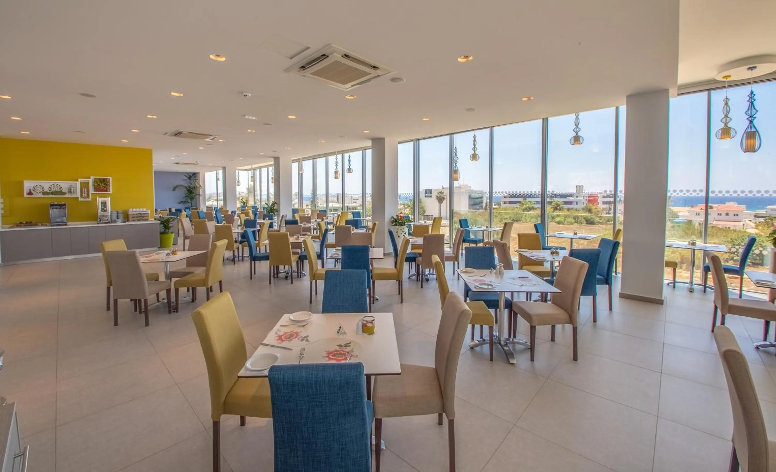 Restaurant/places to eat in Nicholas Color Hotel