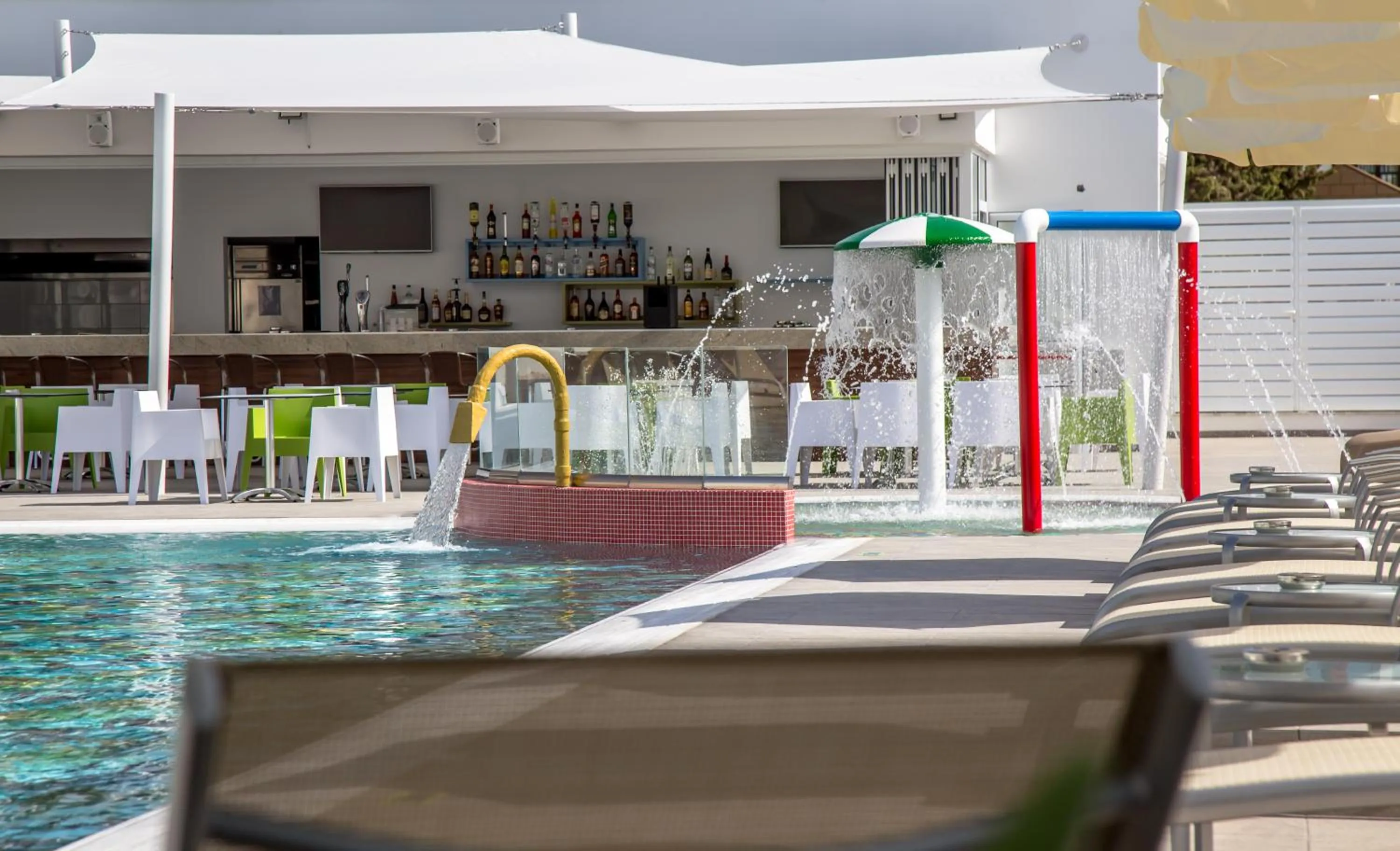 Lounge or bar in Nicholas Color Hotel