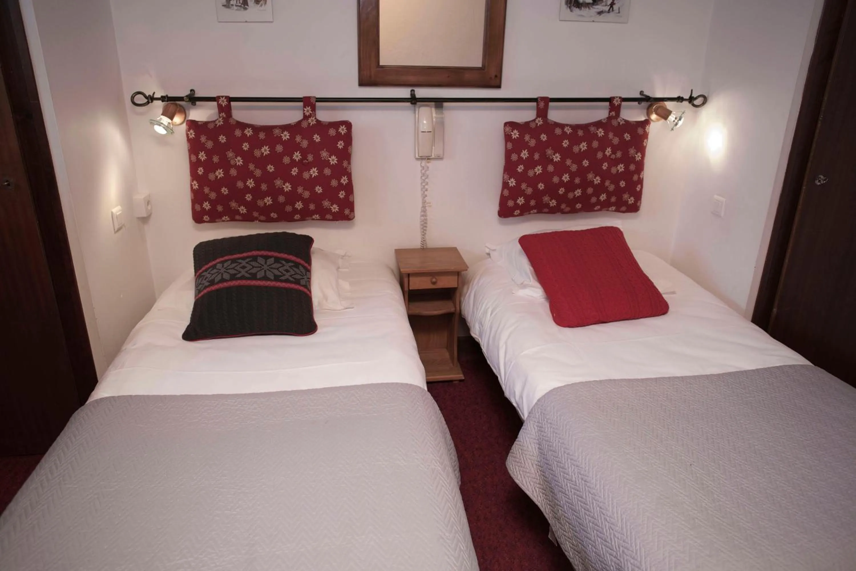 Photo of the whole room, Bed in Hôtel Val d'Este