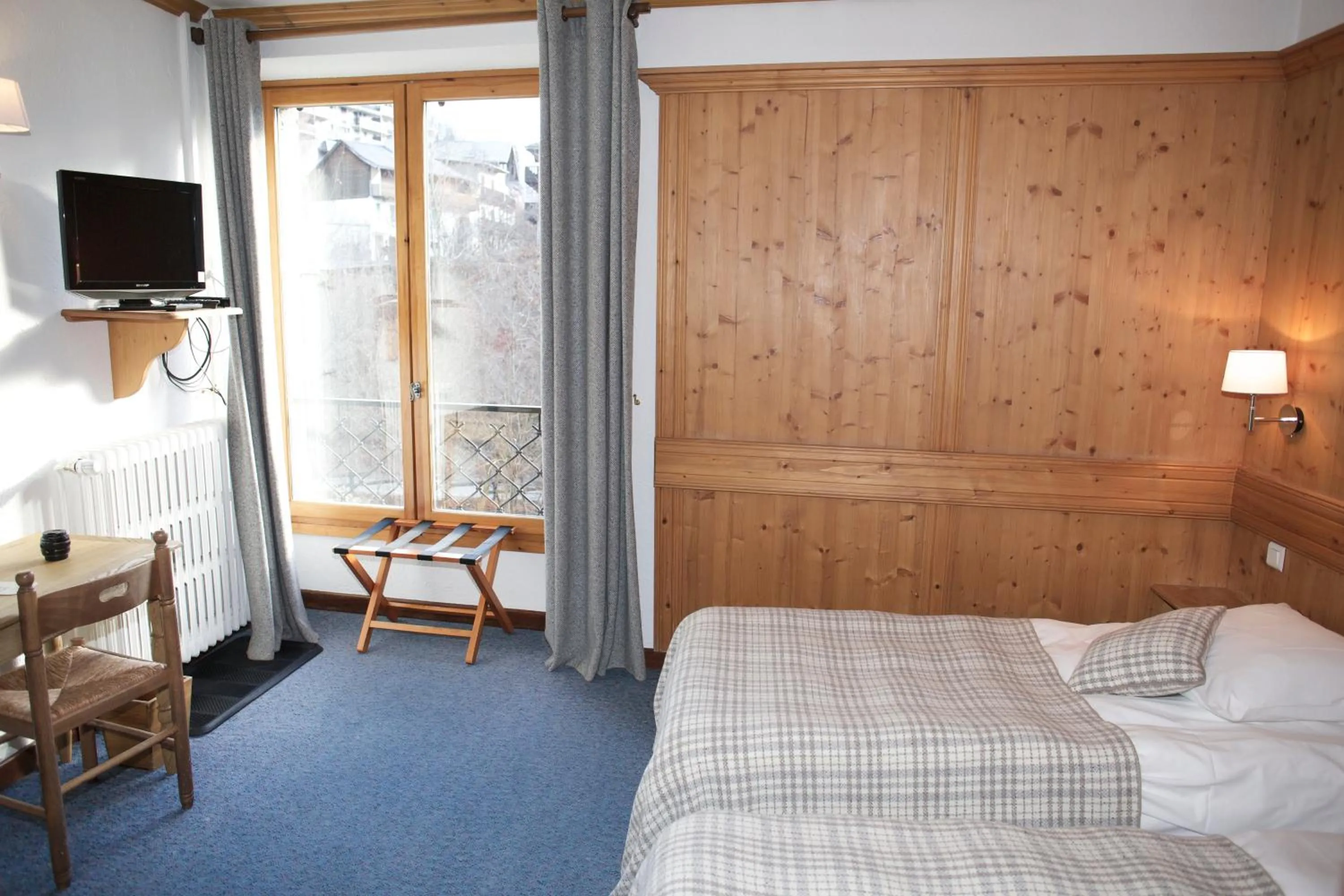 Photo of the whole room, Bed in Hôtel Val d'Este