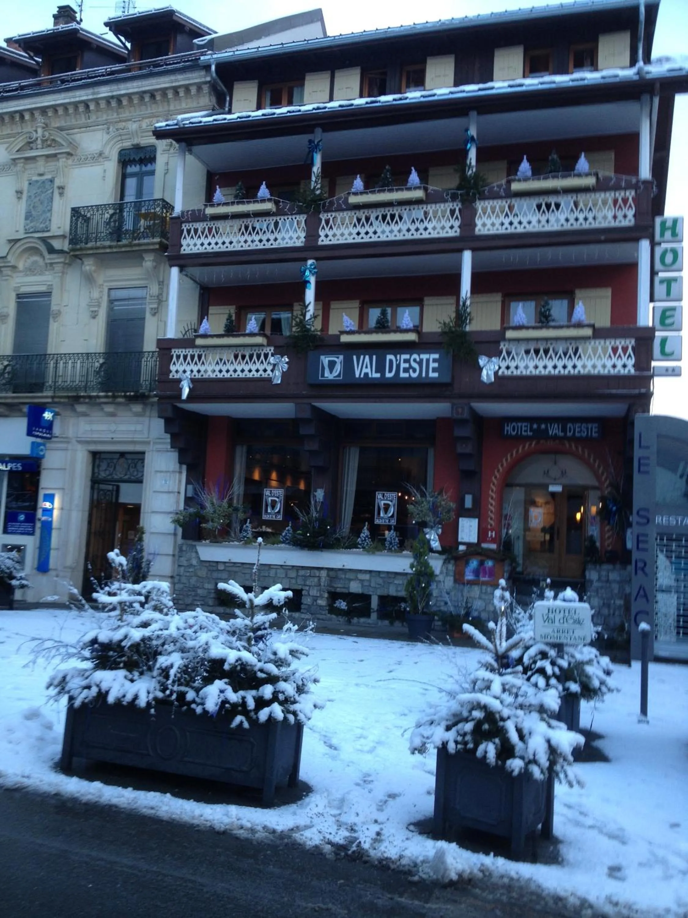 Facade/entrance in Hôtel Val d'Este