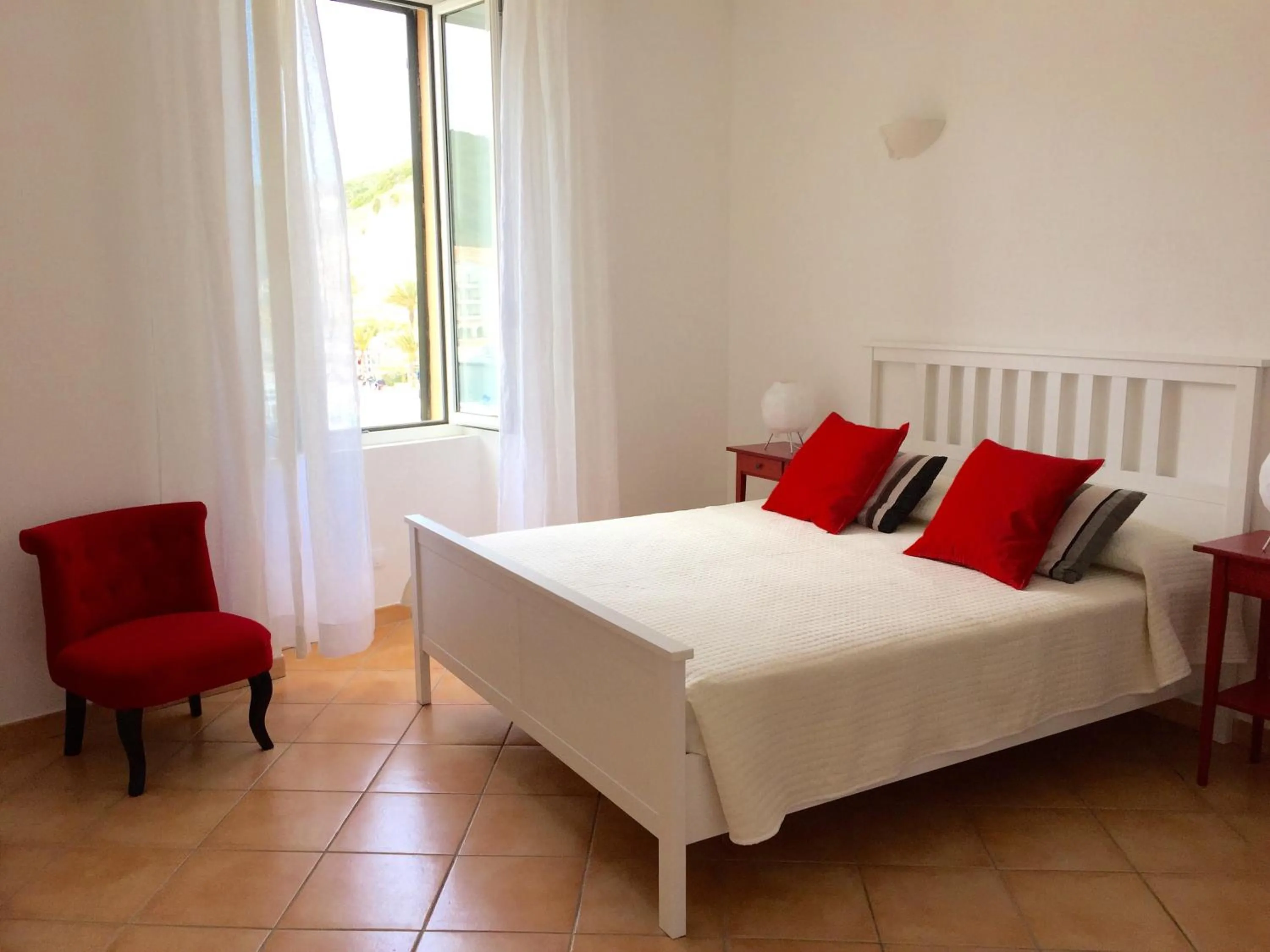 Photo of the whole room, Bed in Les Appartements du Port