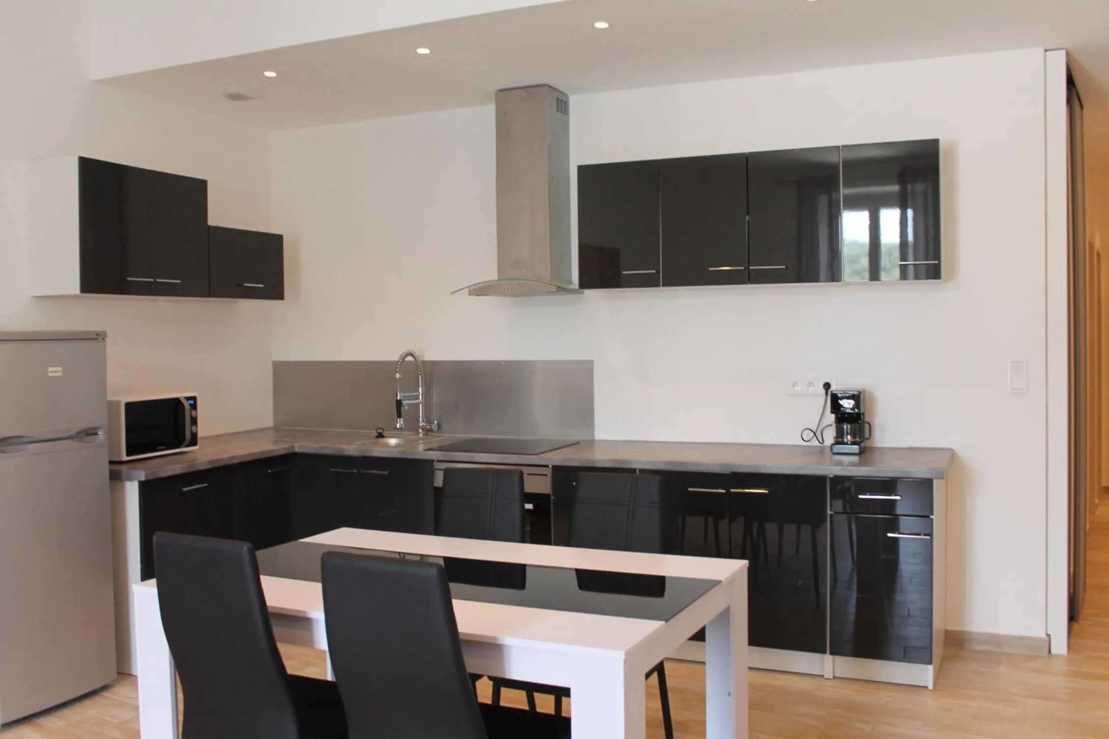 Kitchen or kitchenette in Les Appartements du Port