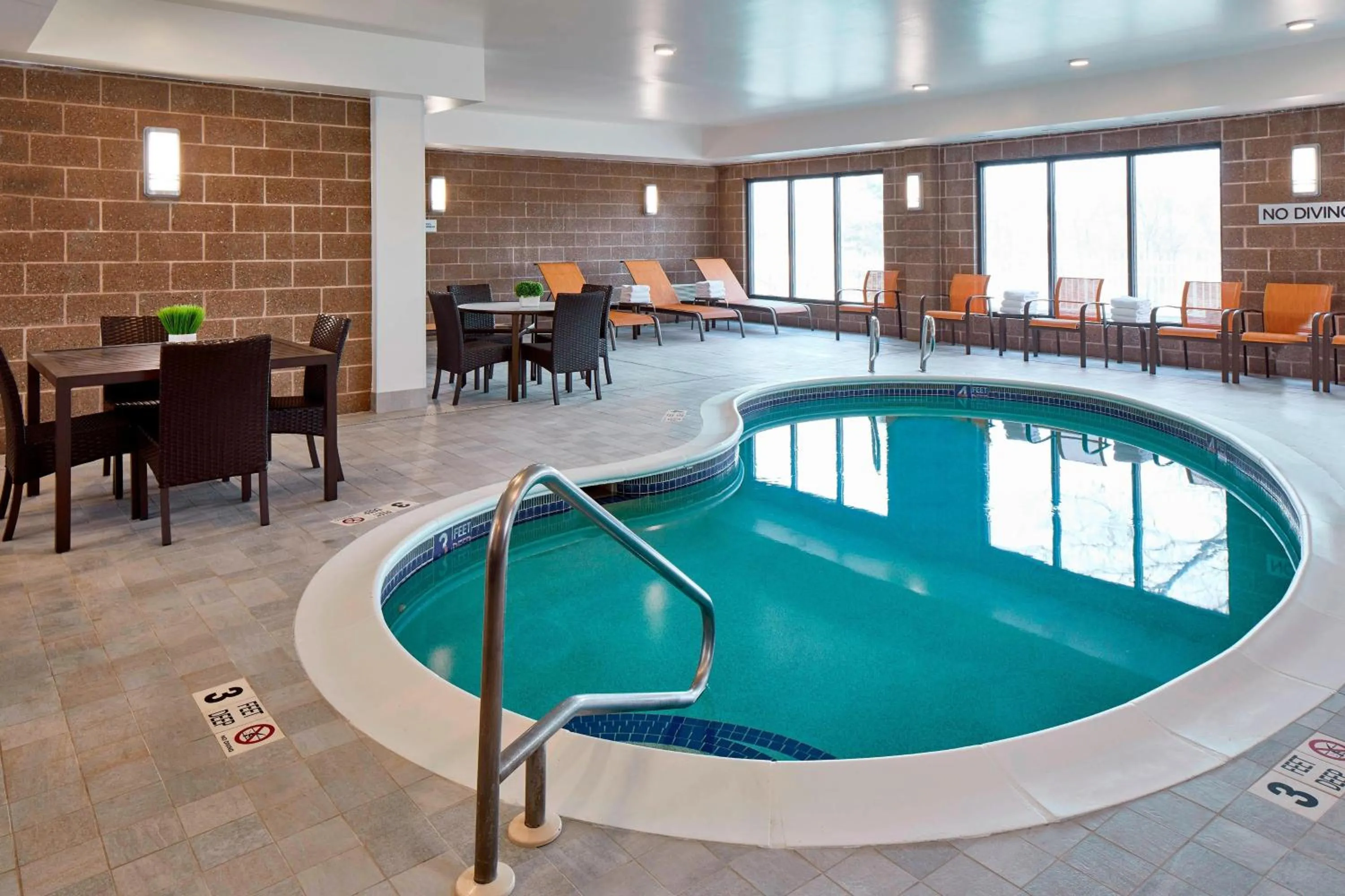 Swimming pool in Courtyard by Marriott Albany Thruway