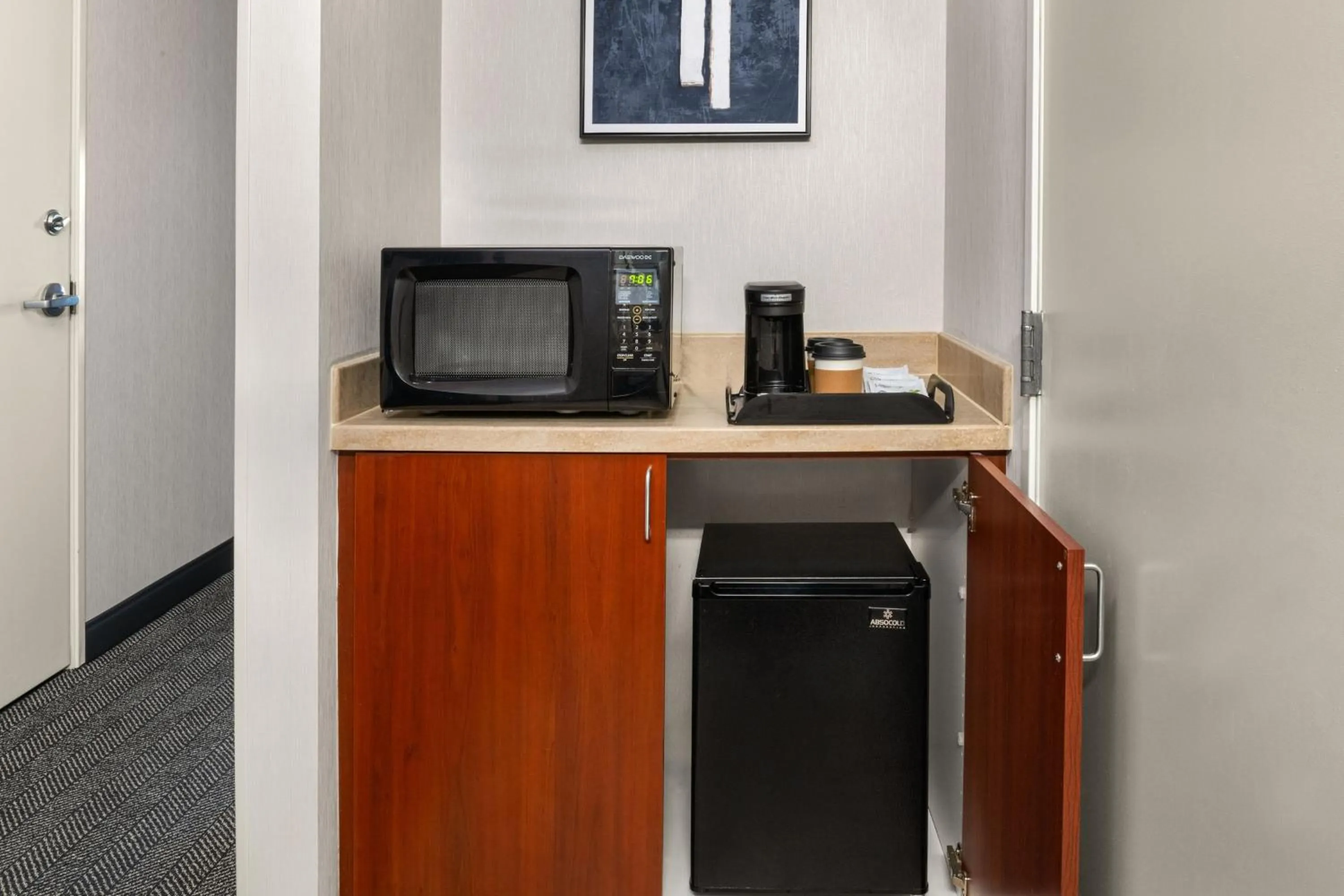 Photo of the whole room in Courtyard by Marriott Anchorage Airport