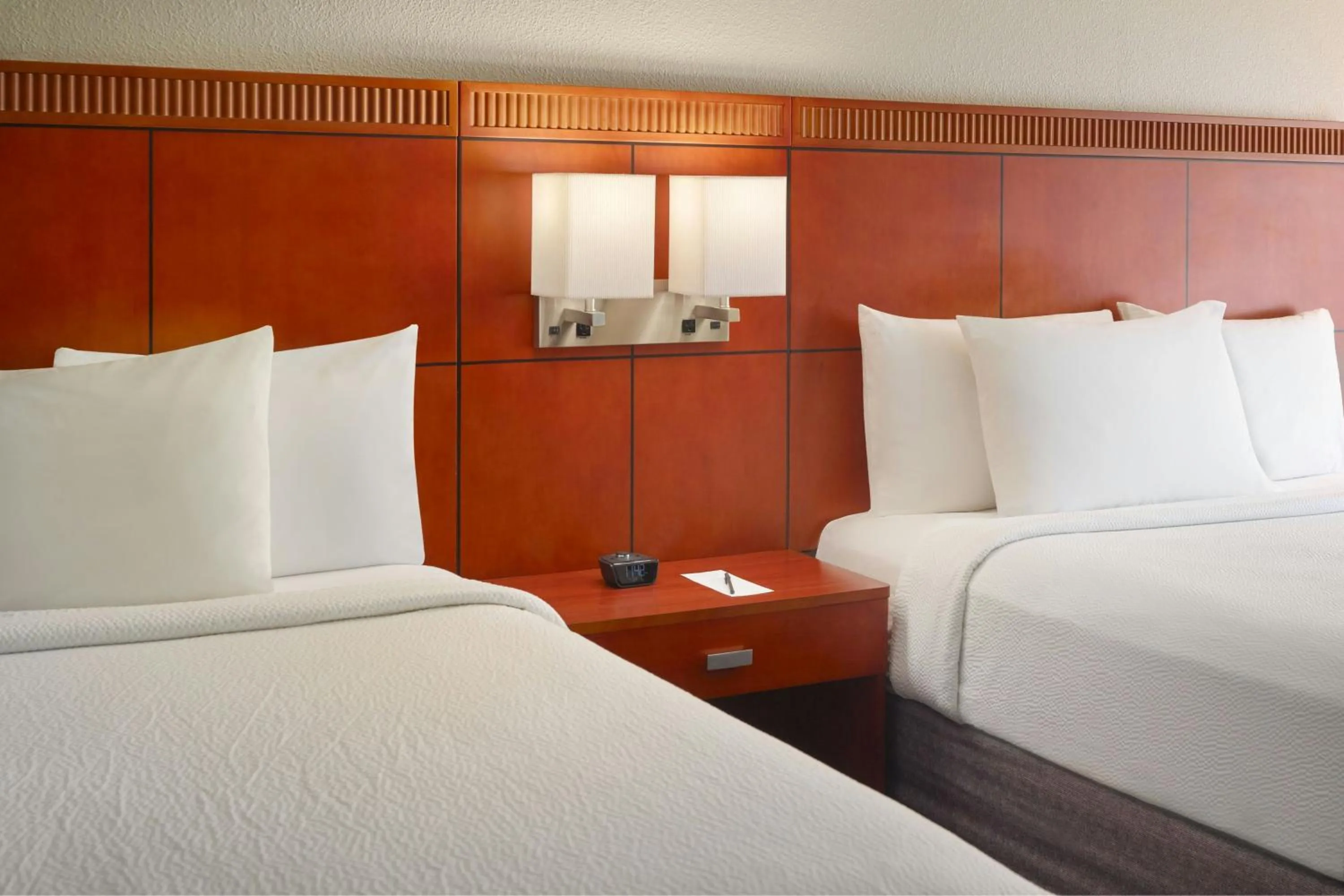 Bedroom, Bed in Courtyard by Marriott Atlanta Airport South/Sullivan Road
