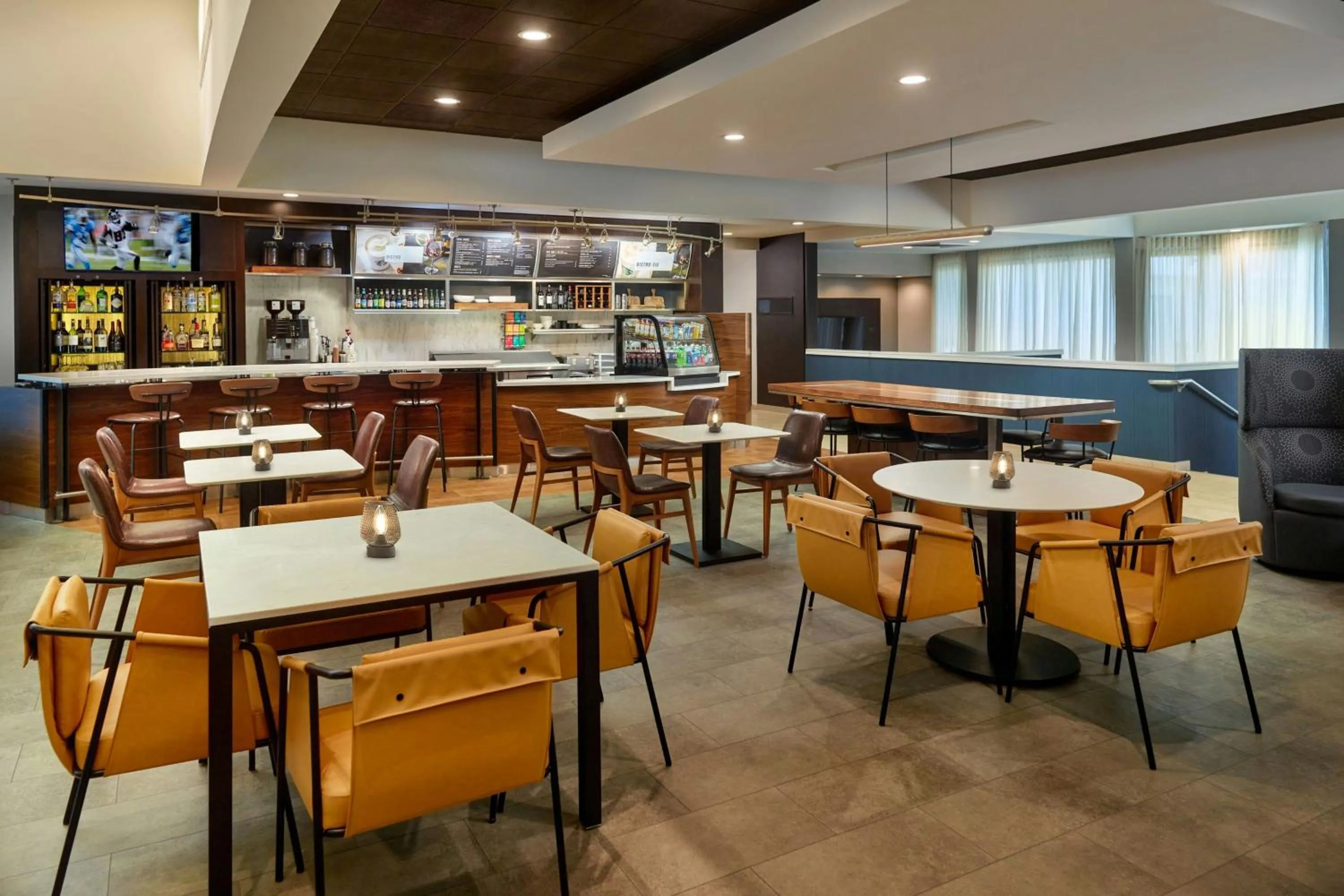 Restaurant/places to eat in Courtyard by Marriott Atlanta Airport South/Sullivan Road