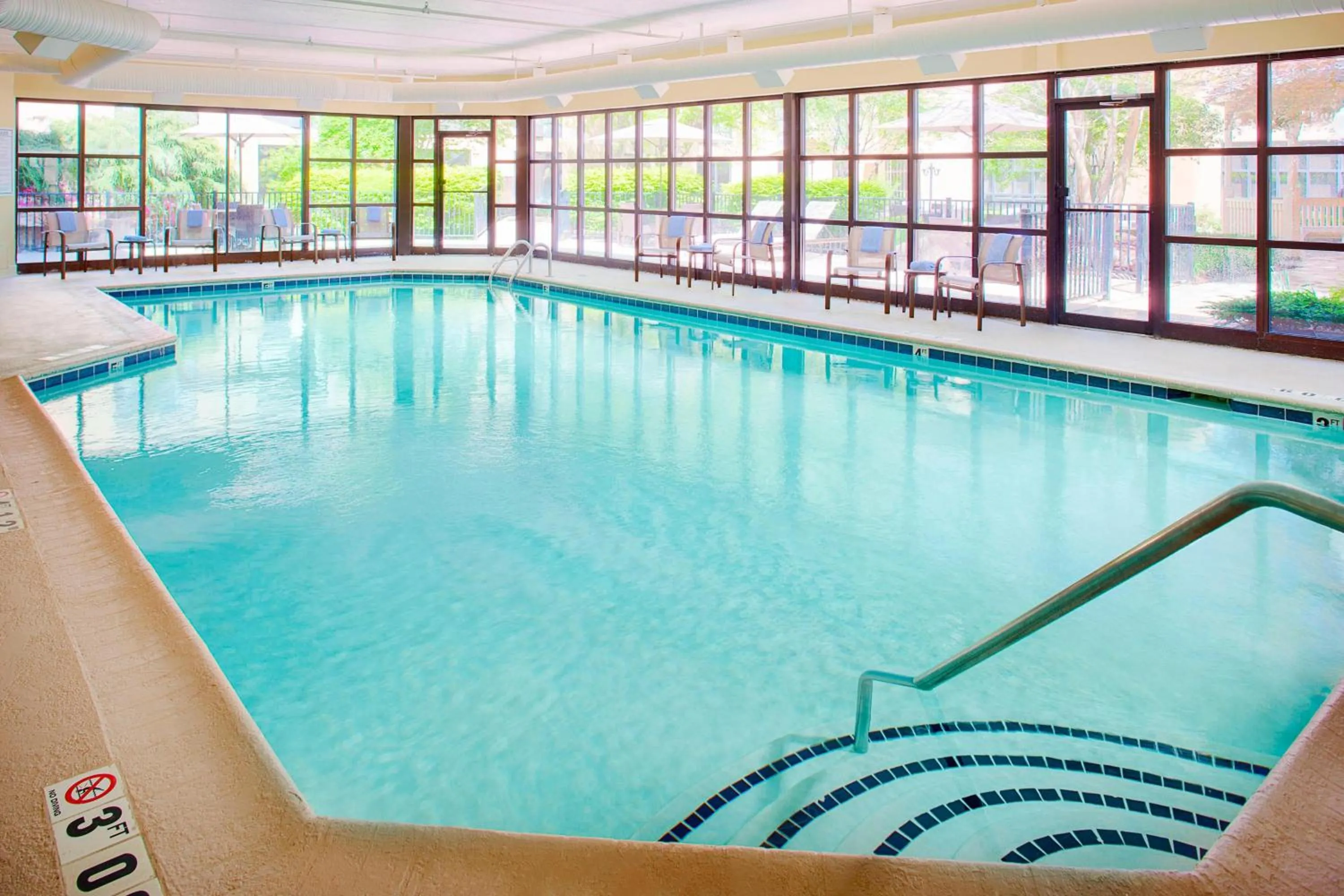 Swimming pool in Courtyard by Marriott Ann Arbor