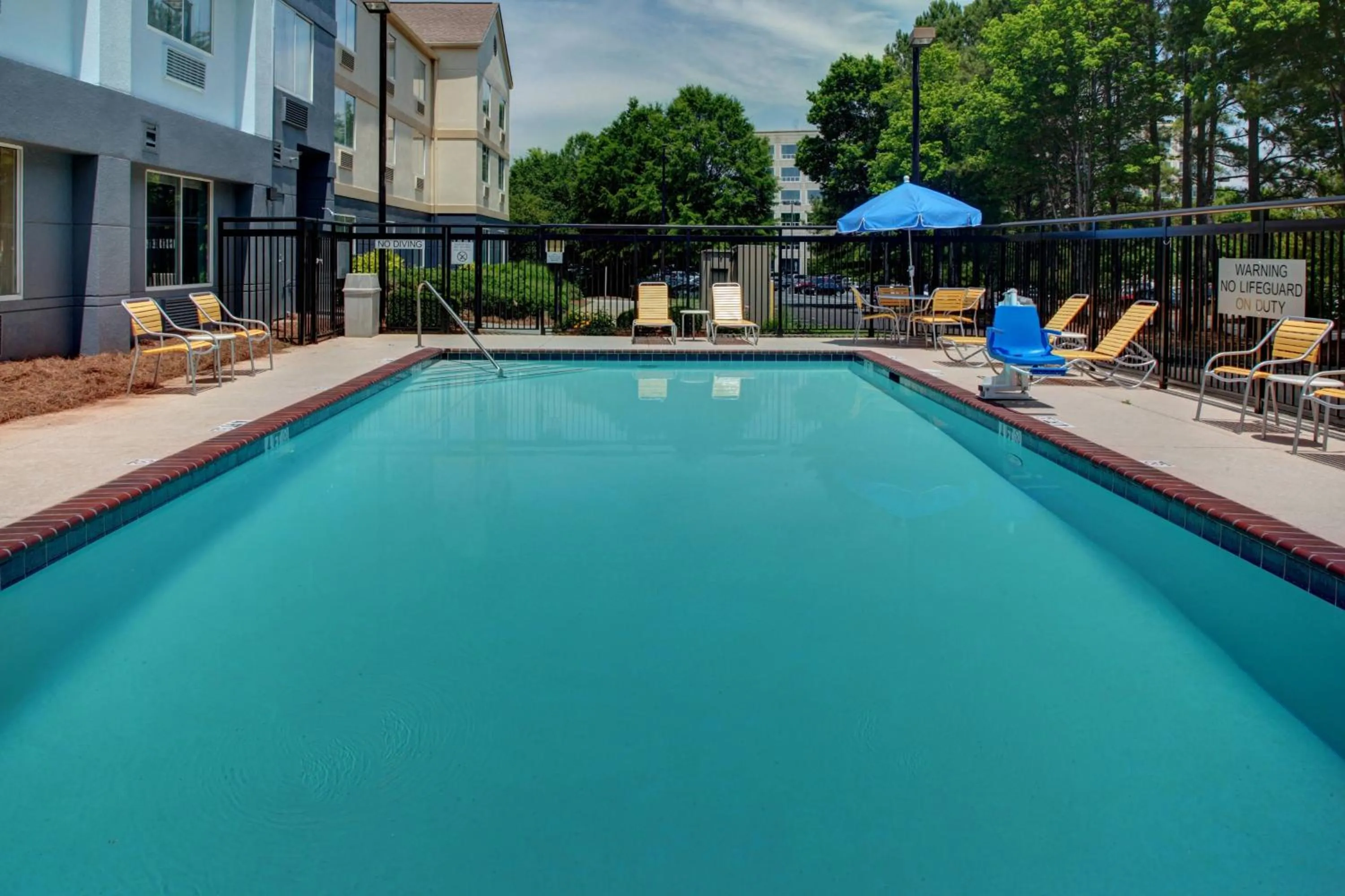Swimming pool in Fairfield Inn & Suites by Marriott Atlanta Alpharetta