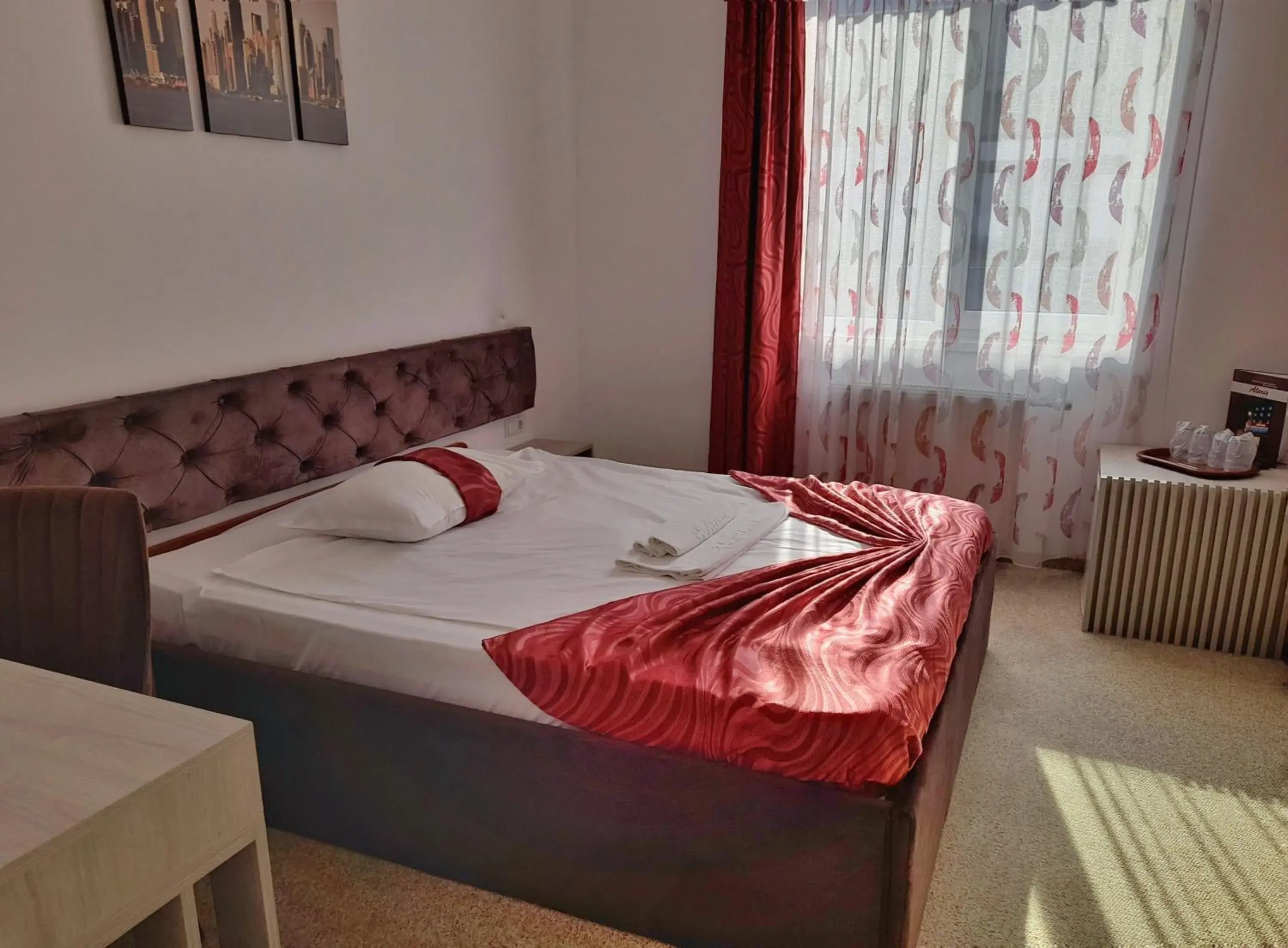 Inner courtyard view, Bed in Hotel Alexis Inner courtyard view, Bed in Hotel Alexis