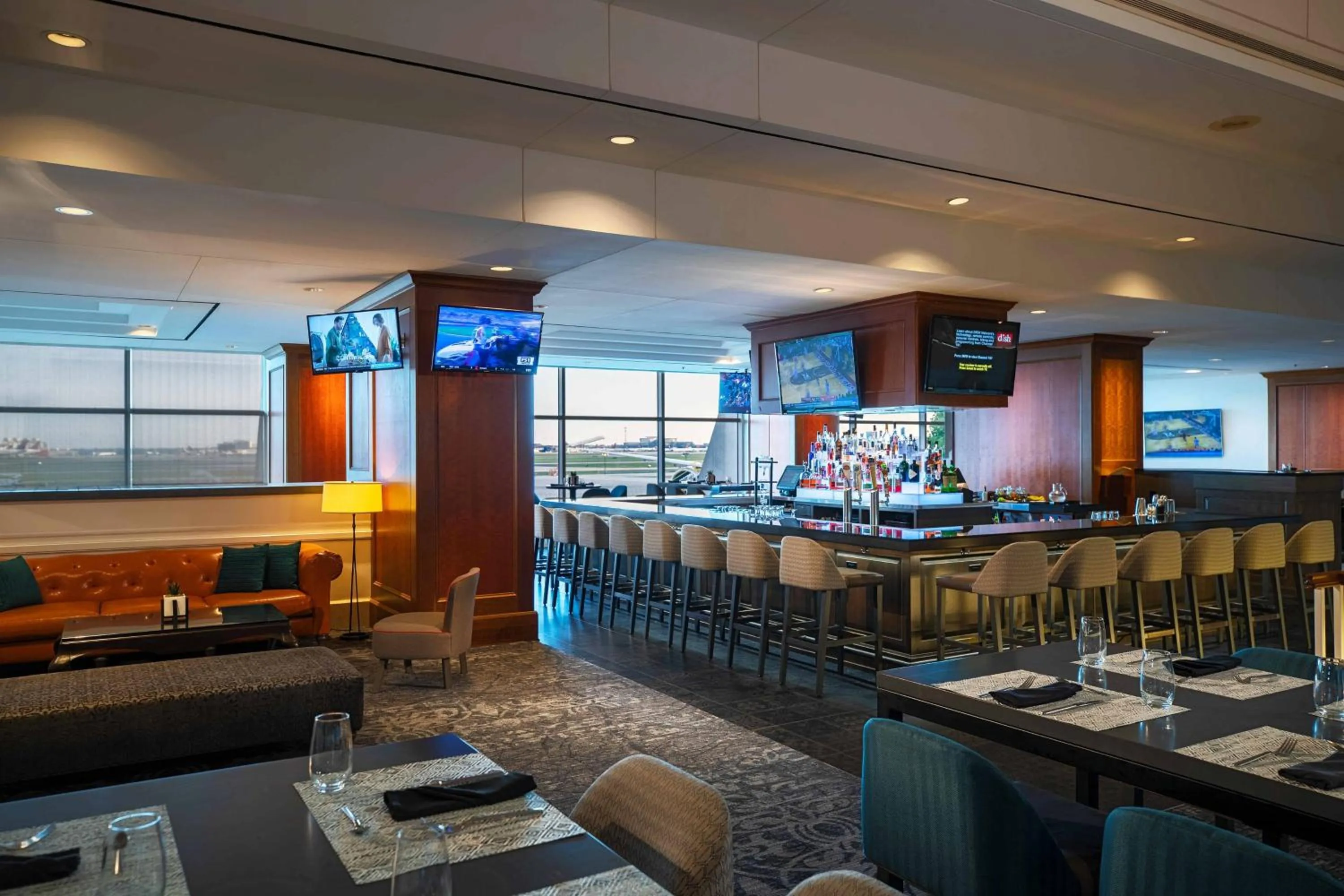 Restaurant/places to eat in Renaissance Concourse Atlanta Airport Hotel