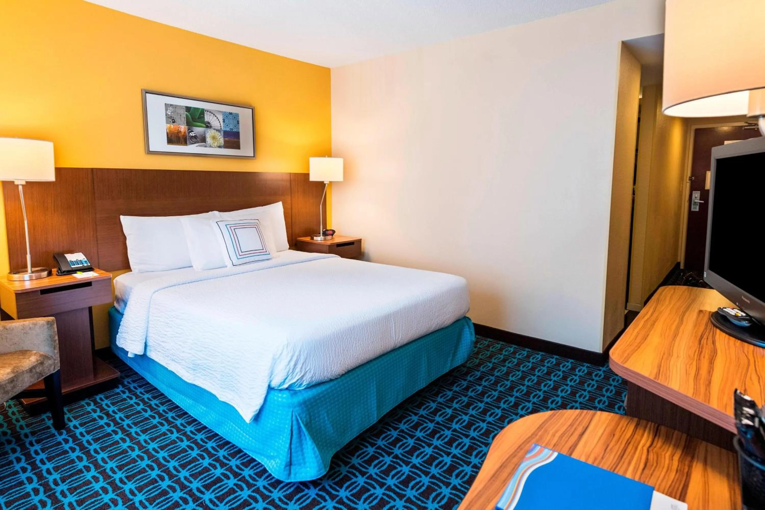 Photo of the whole room, Bed in Fairfield Inn & Suites by Marriott Atlanta Perimeter Center
