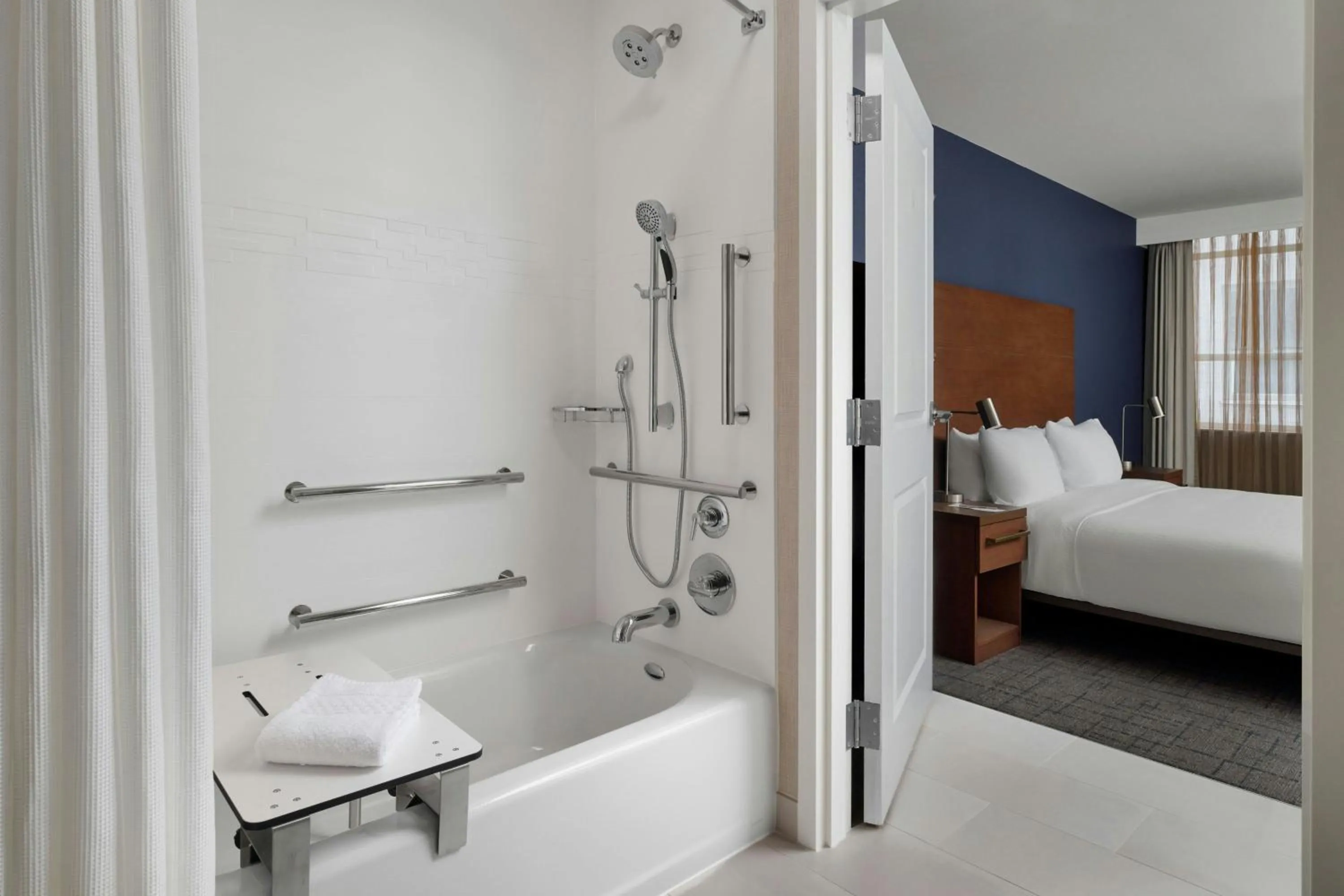 Bathroom, Bed in Residence Inn Atlanta Midtown 17th Street