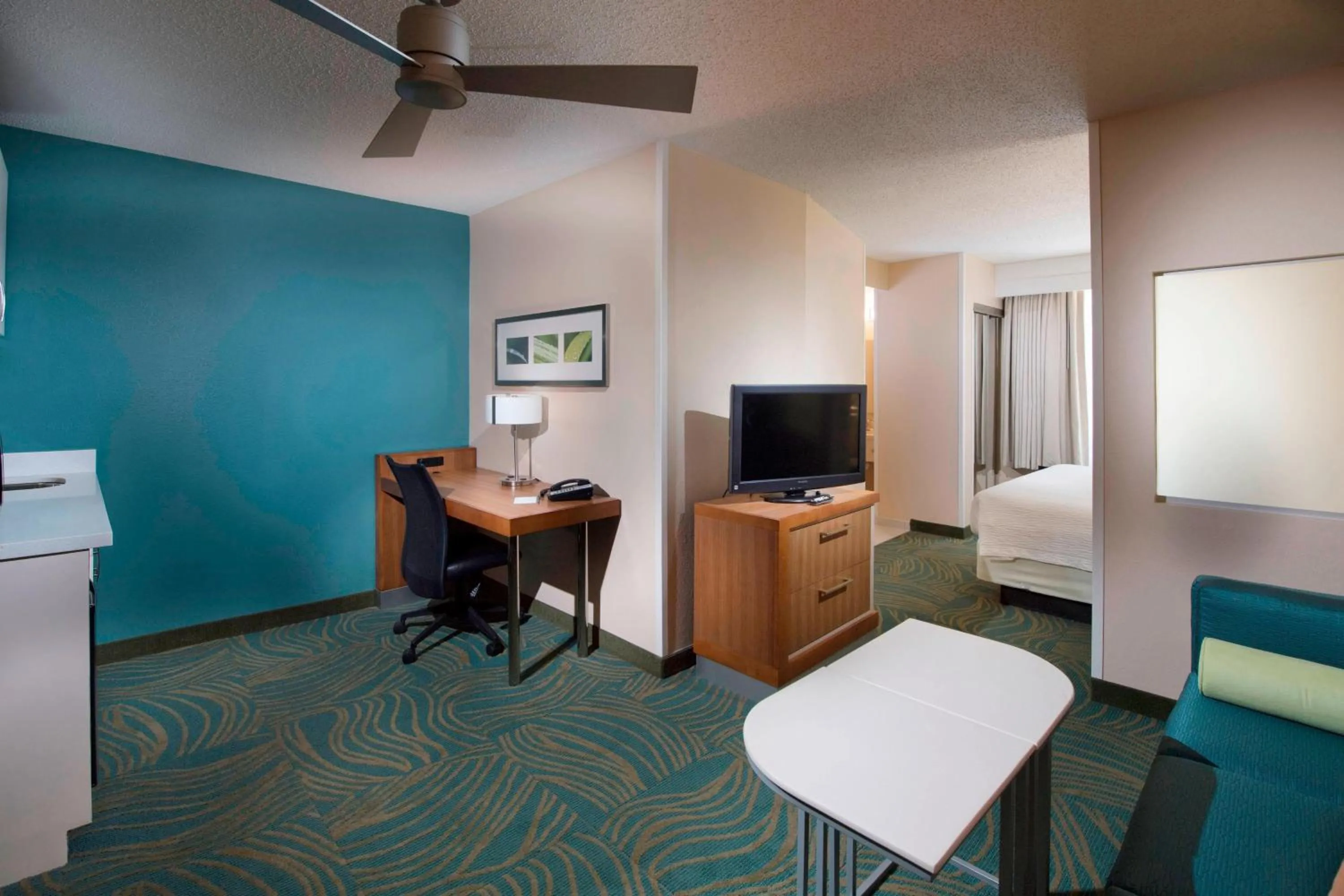 Living room, Bed in SpringHill Suites by Marriott Atlanta Alpharetta