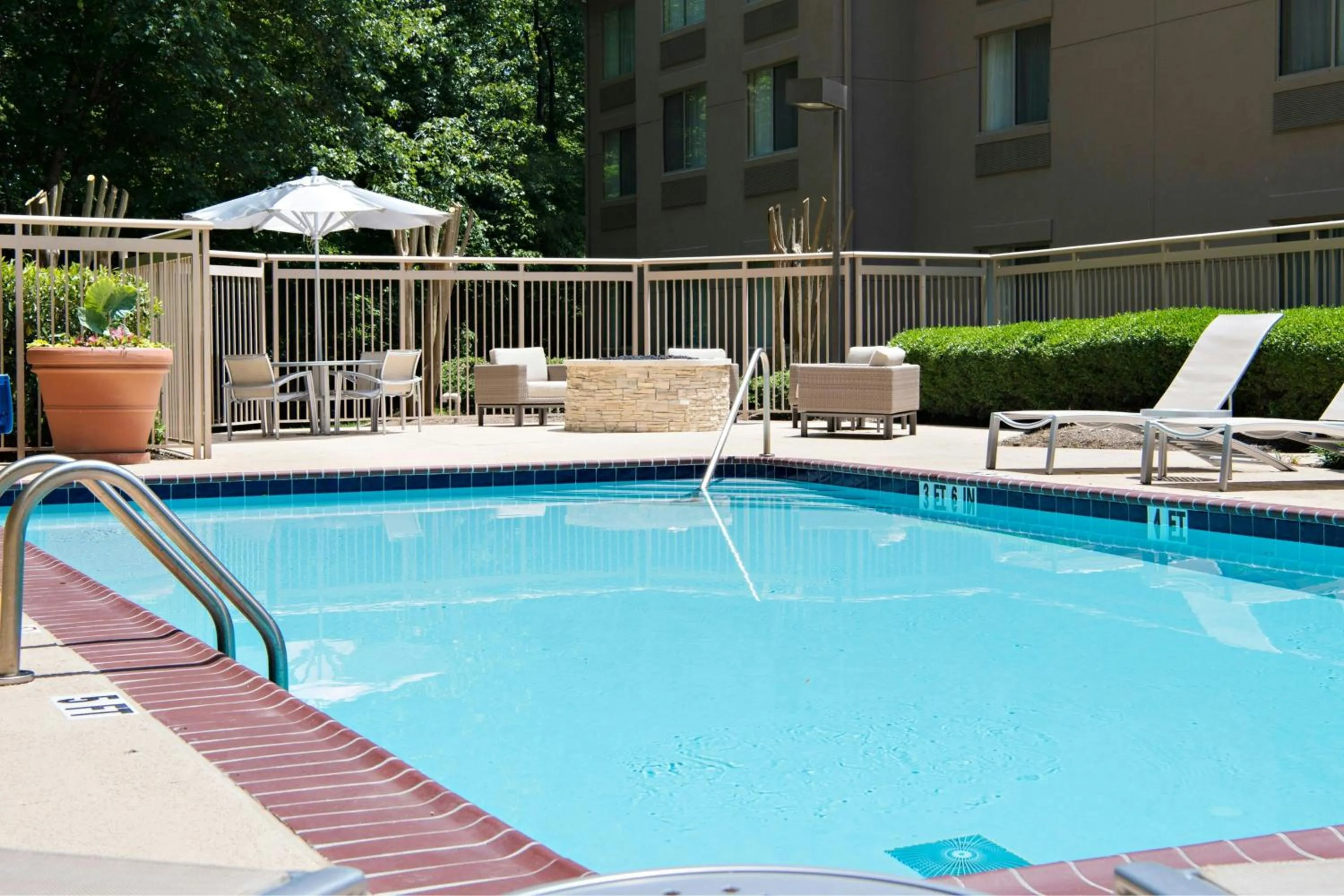 Swimming pool in SpringHill Suites by Marriott Atlanta Alpharetta