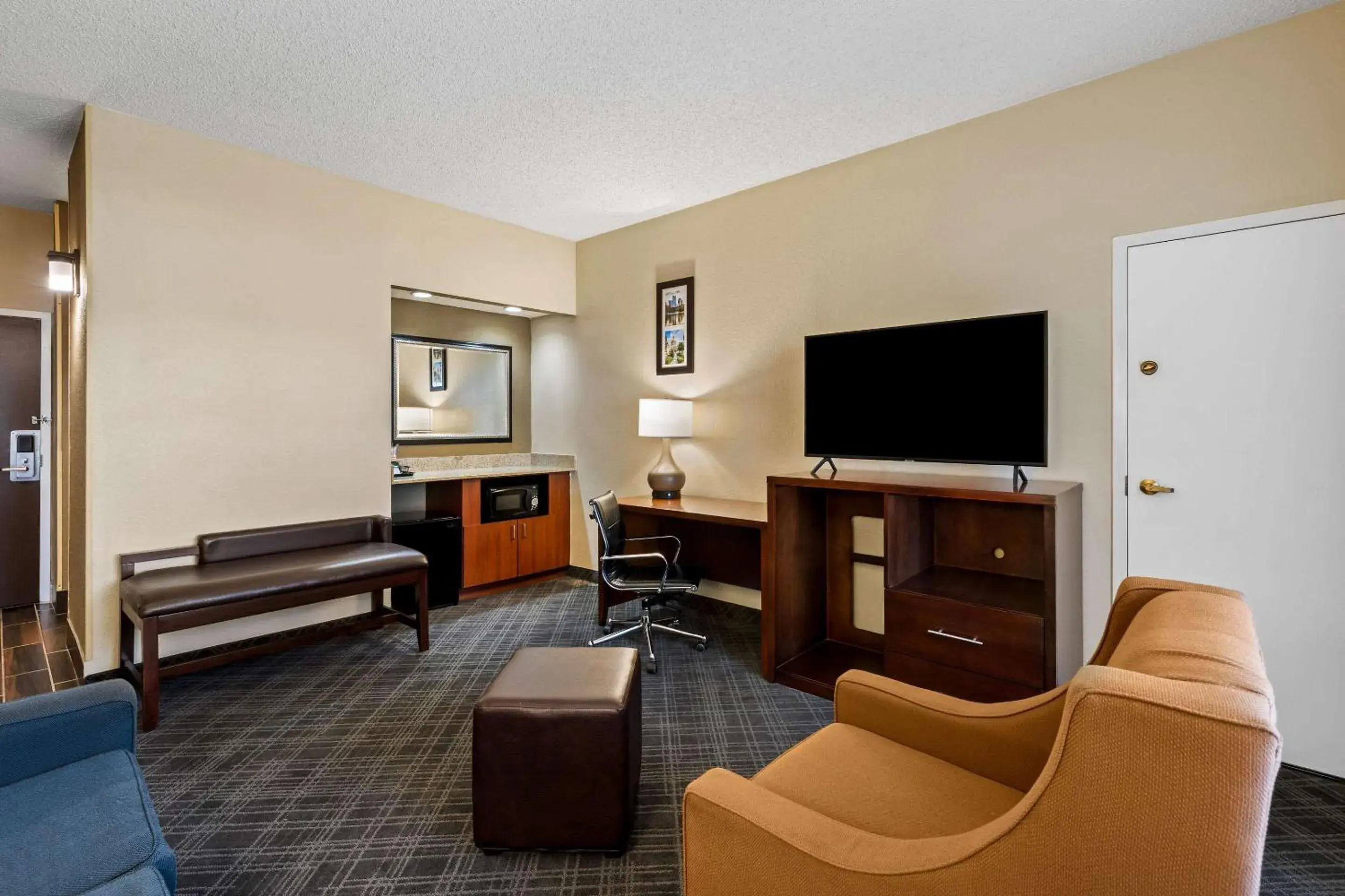 Bedroom in Comfort Inn Roswell-Dunwoody Bedroom in Comfort Inn Roswell-Dunwoody