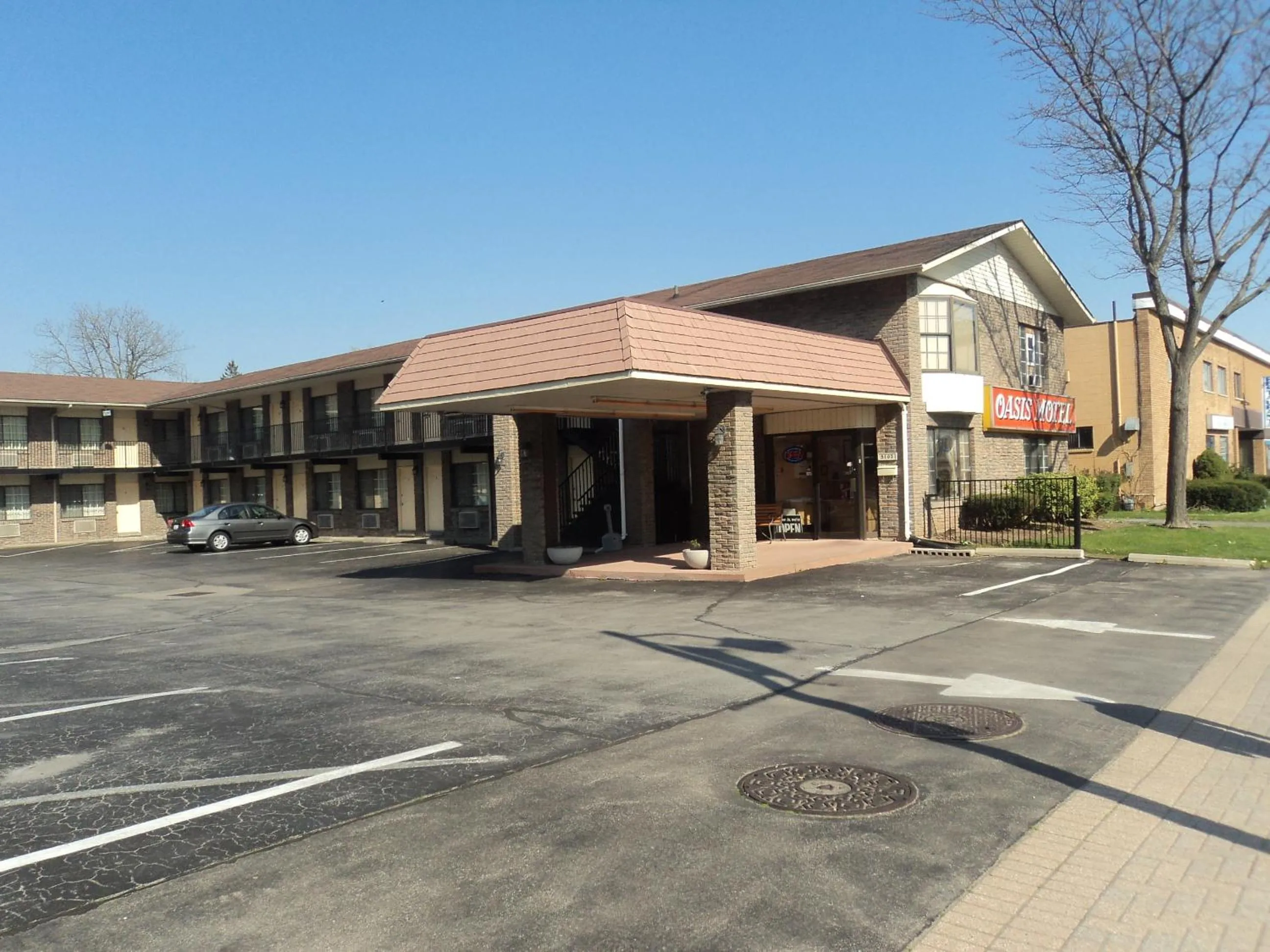 Facade/entrance in Oasis Motel by The Falls
