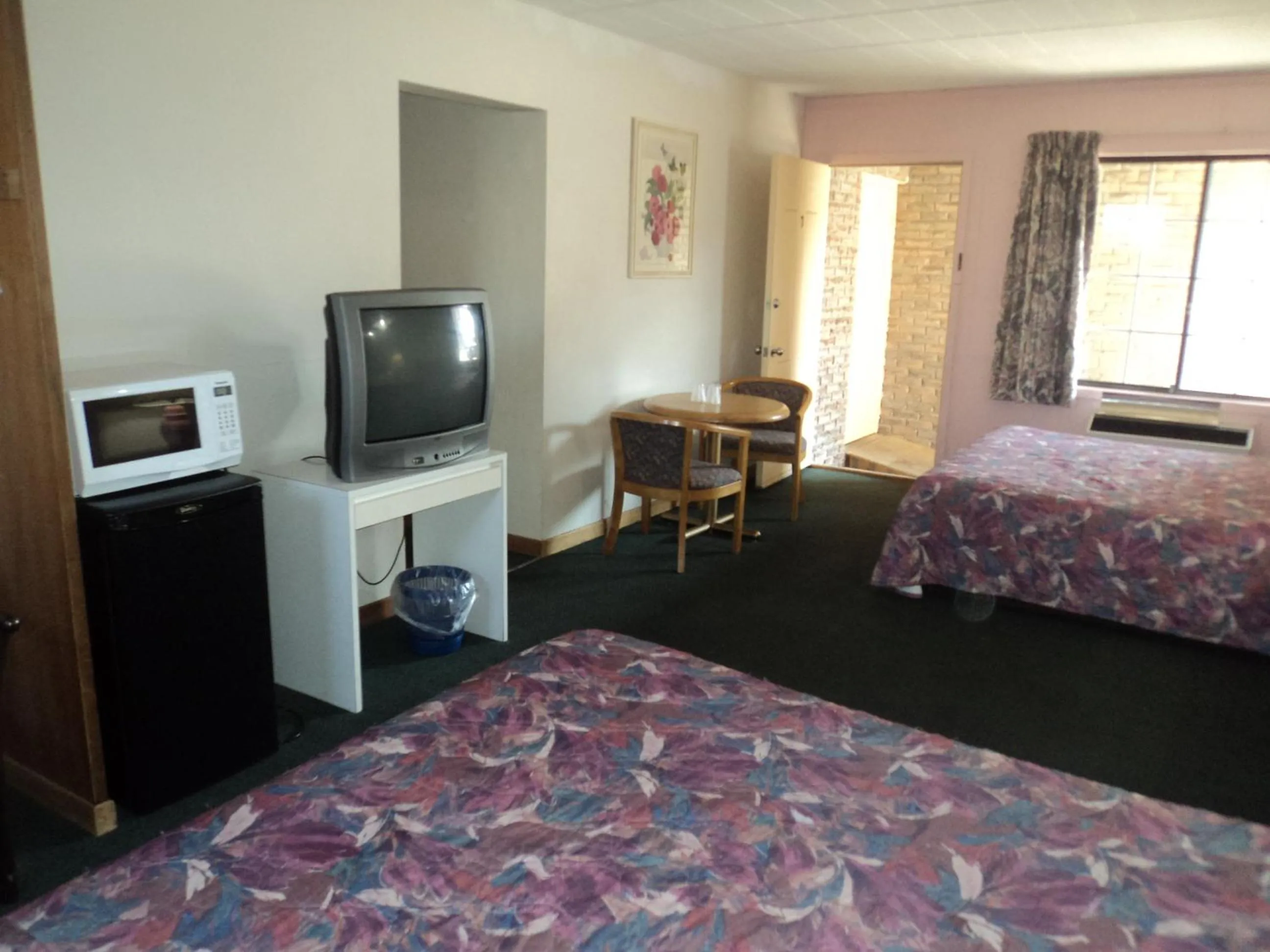 Bed in Oasis Motel by The Falls