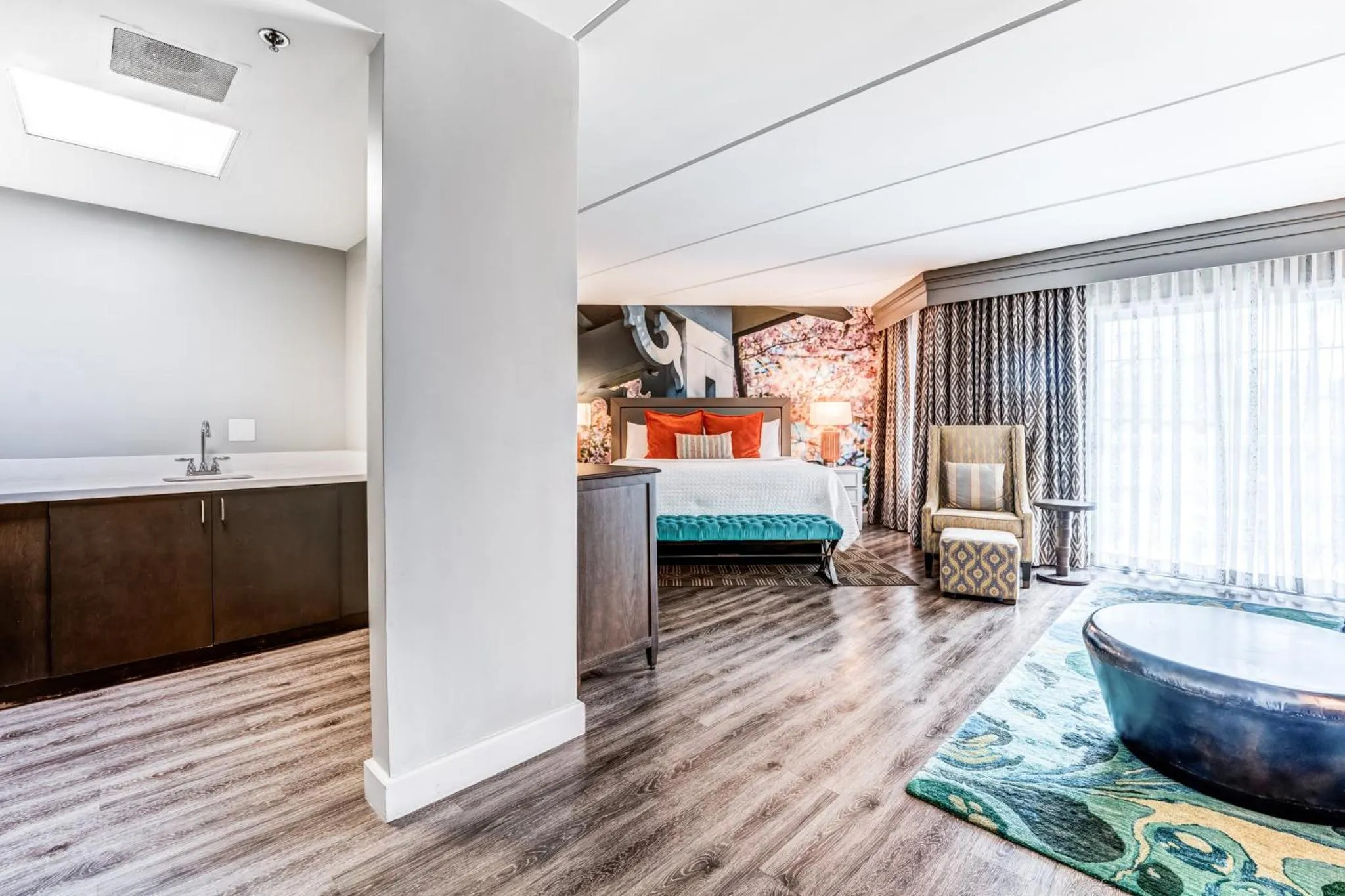 Photo of the whole room, Bed in Hotel Indigo Atlanta Vinings by IHG