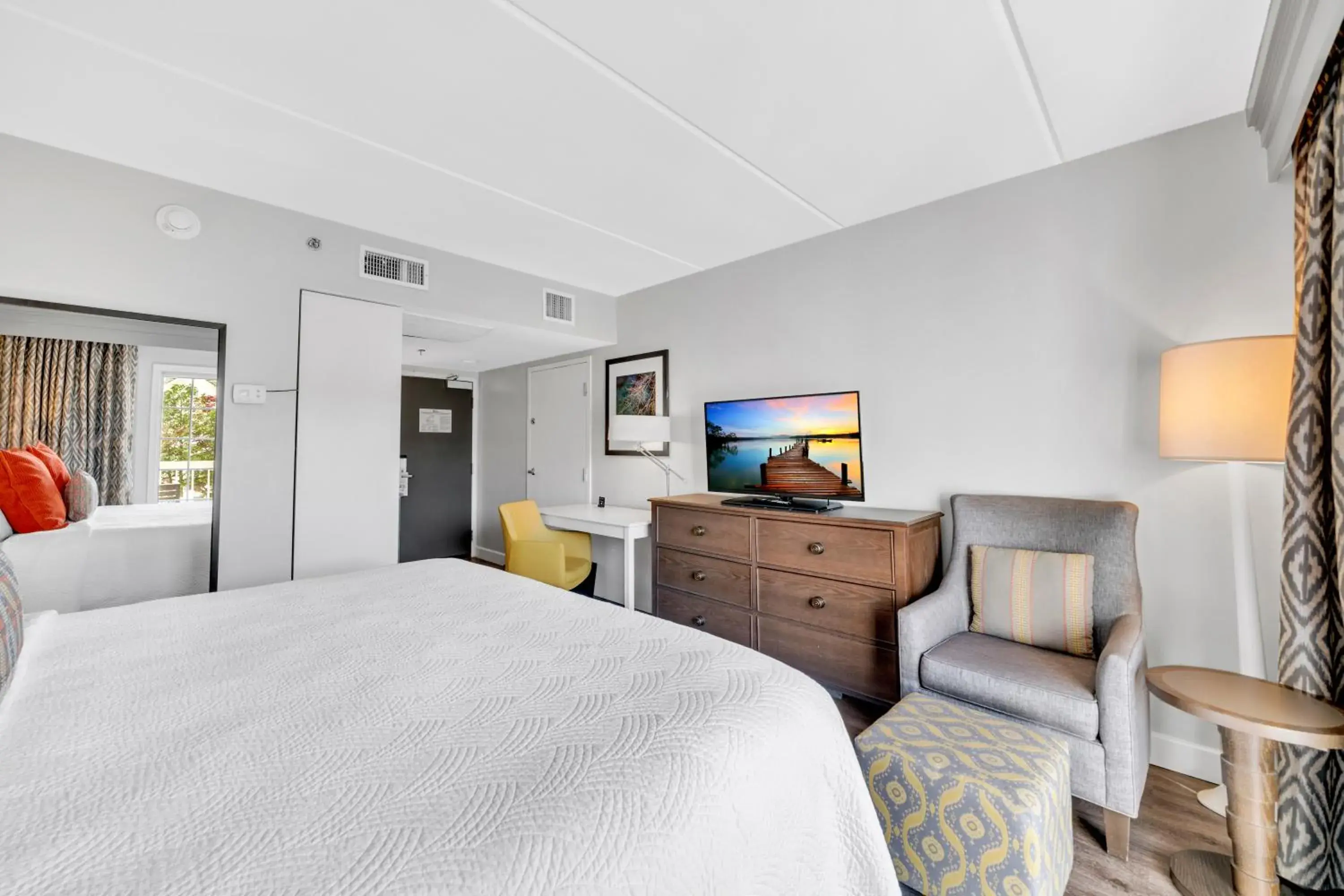 TV and multimedia, Bed in Hotel Indigo Atlanta Vinings by IHG TV and multimedia, Bed in Hotel Indigo Atlanta Vinings by IHG