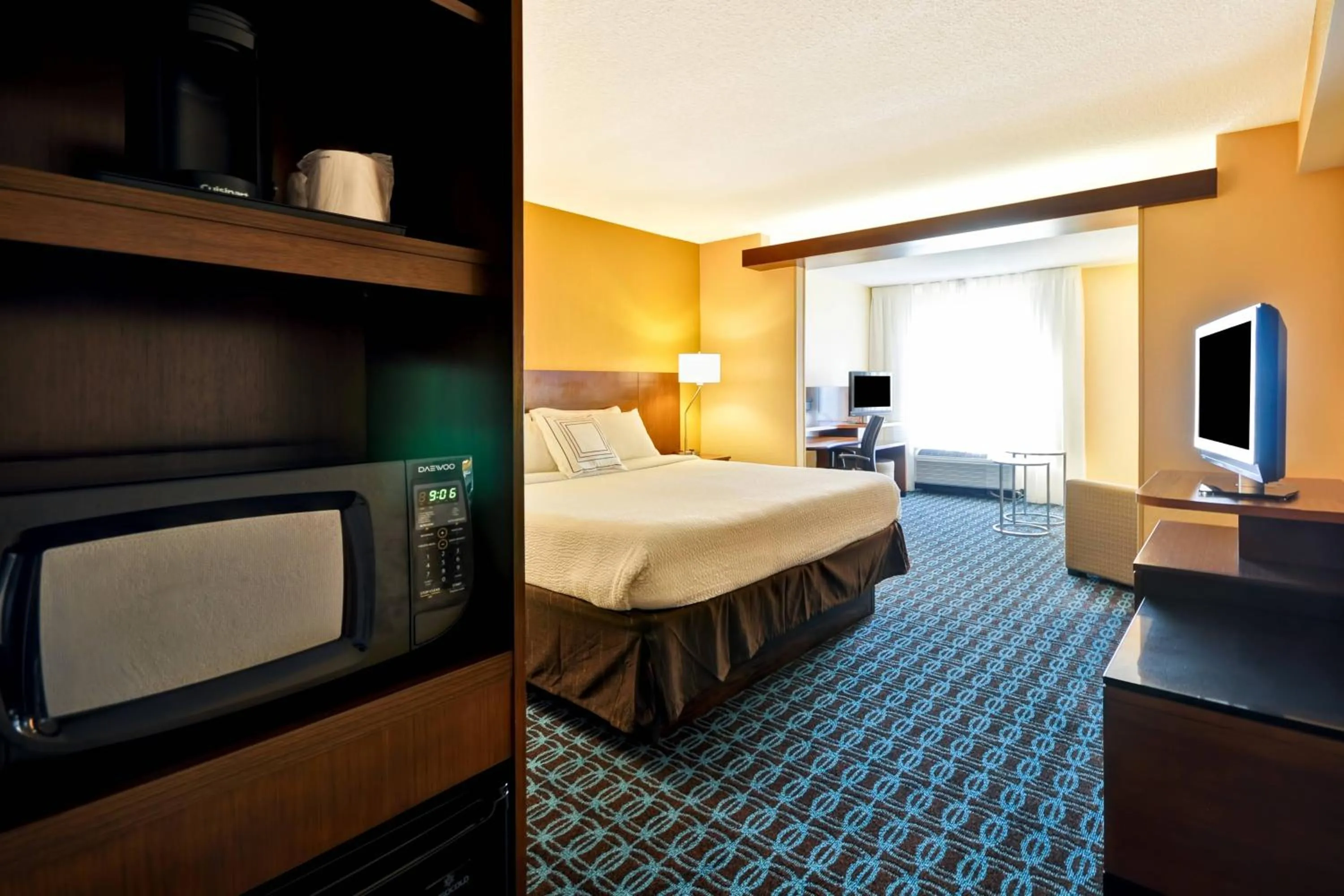 Photo of the whole room, Bed in Fairfield Inn & Suites by Marriott Atlanta Vinings/Galleria