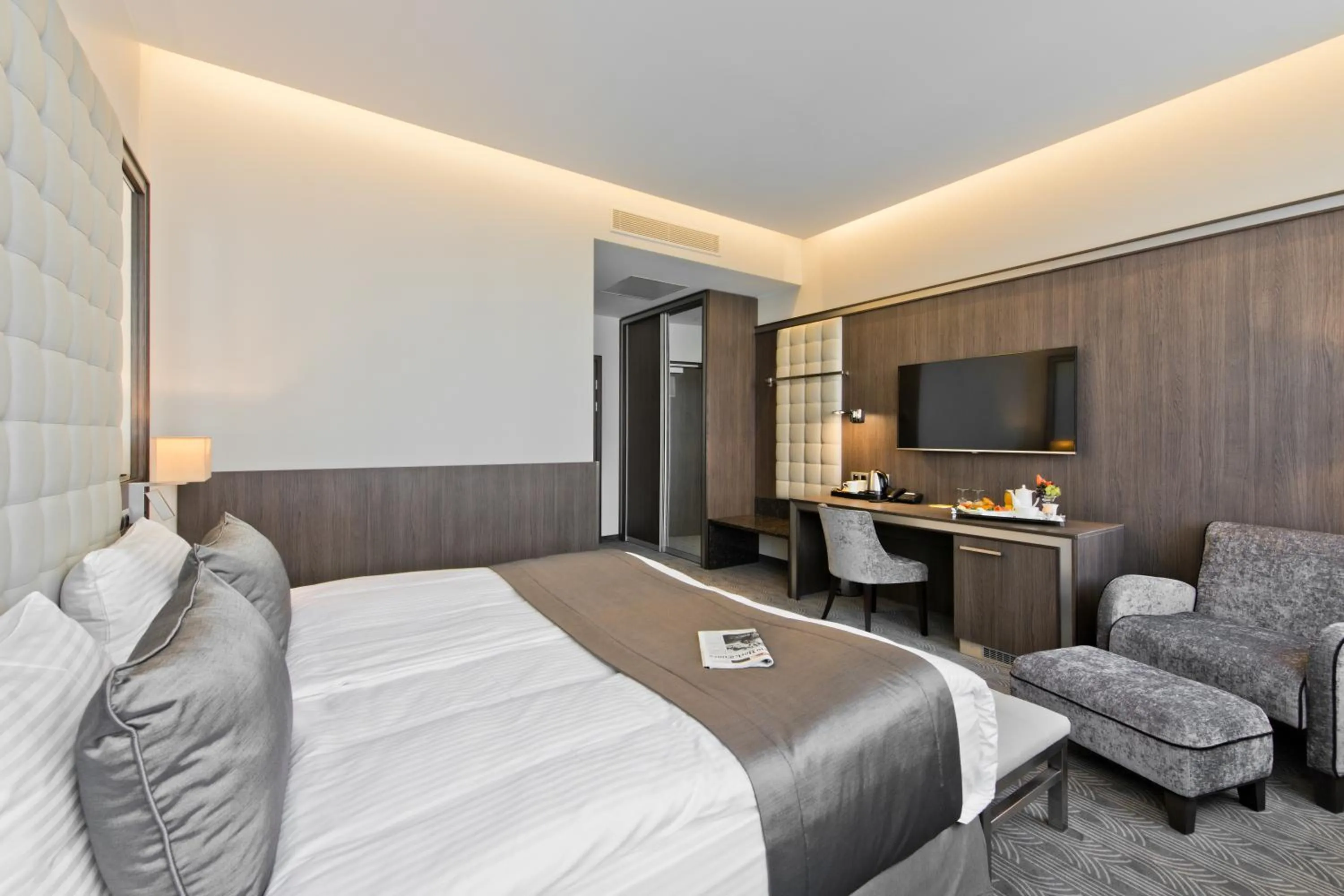 Photo of the whole room, Bed in Congress Avenue Hotel