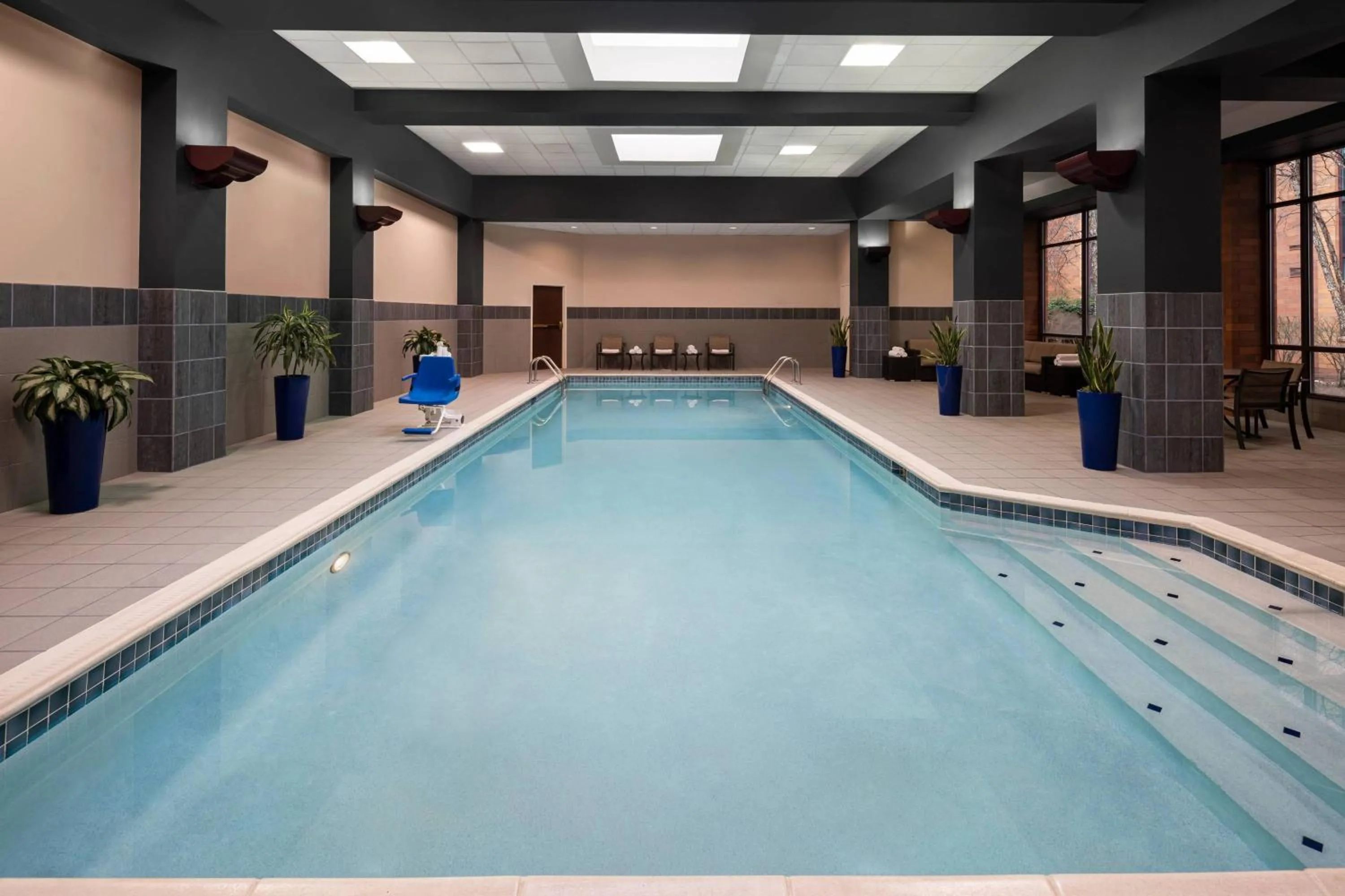 Swimming pool in Austin Marriott North