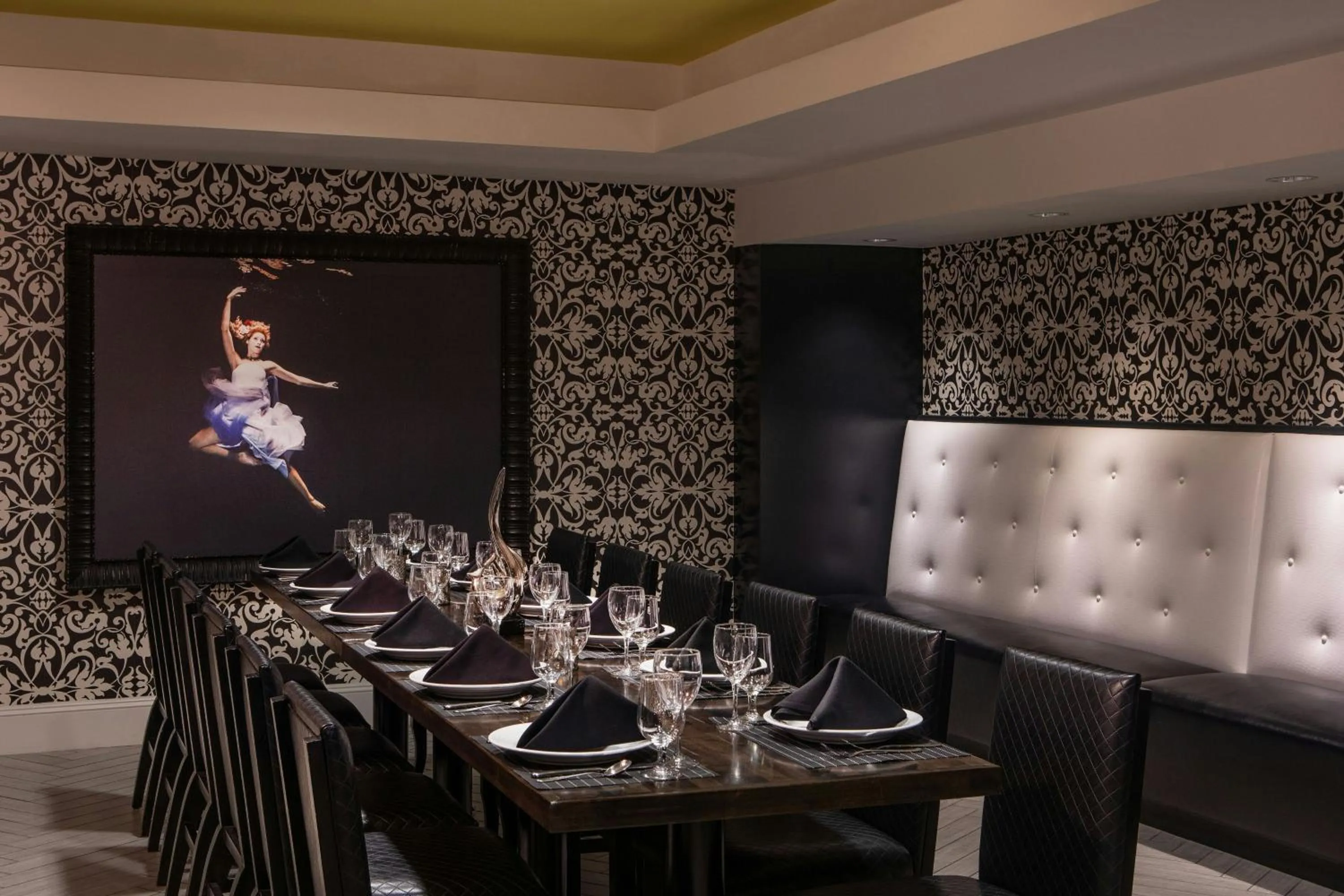 Restaurant/places to eat in Courtyard by Marriott Boston Downtown