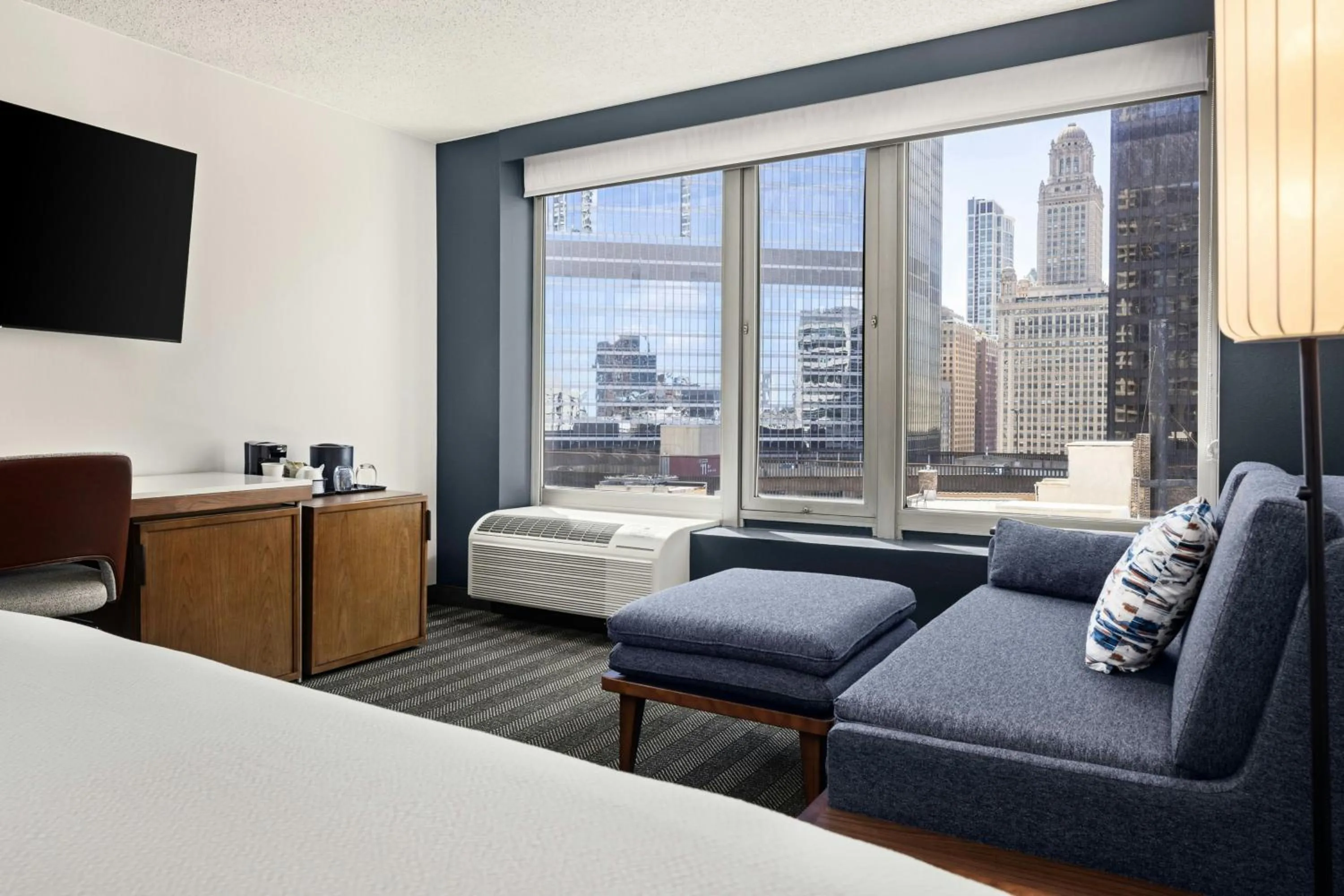 Photo of the whole room, Bed in Courtyard by Marriott Chicago Downtown/River North
