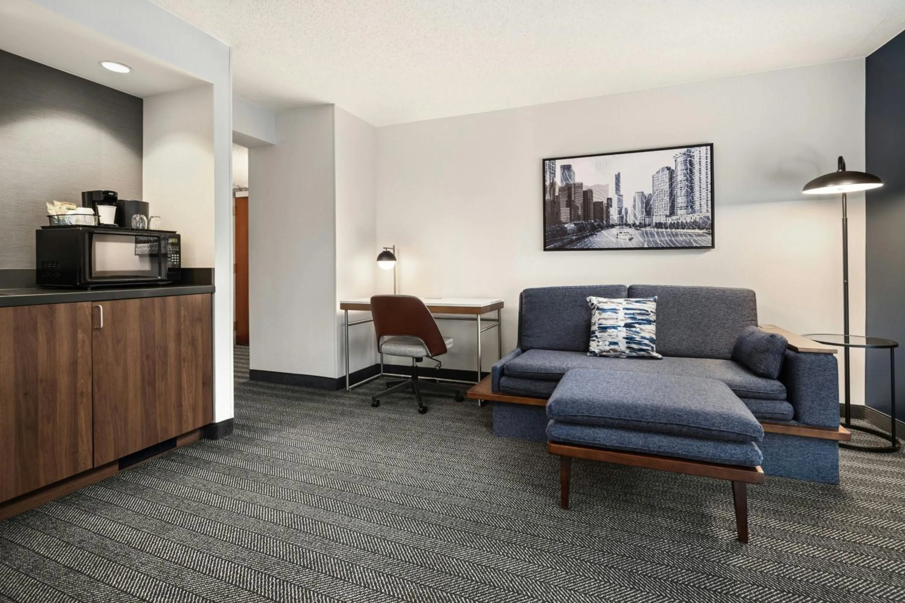 Living room in Courtyard by Marriott Chicago Downtown/River North