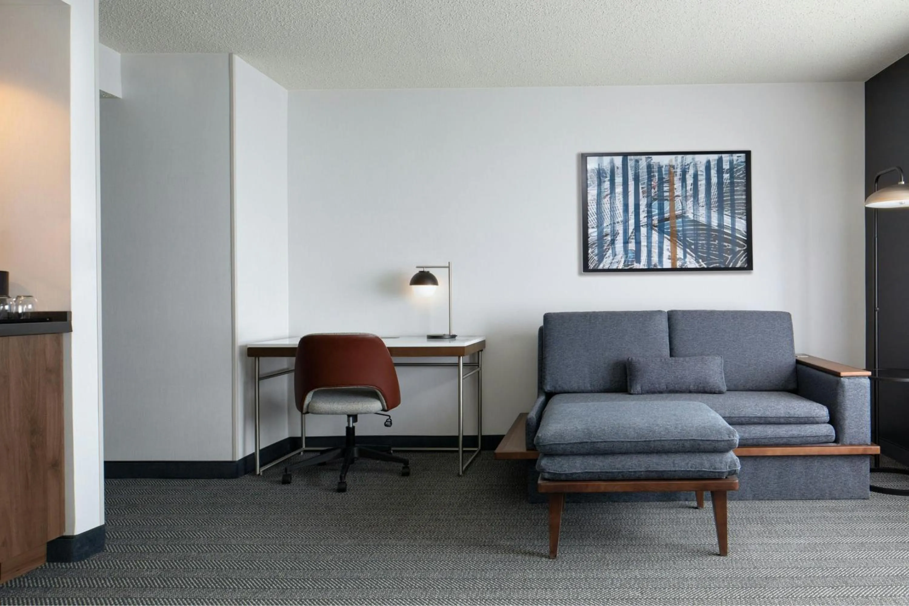 Living room in Courtyard by Marriott Chicago Downtown/River North