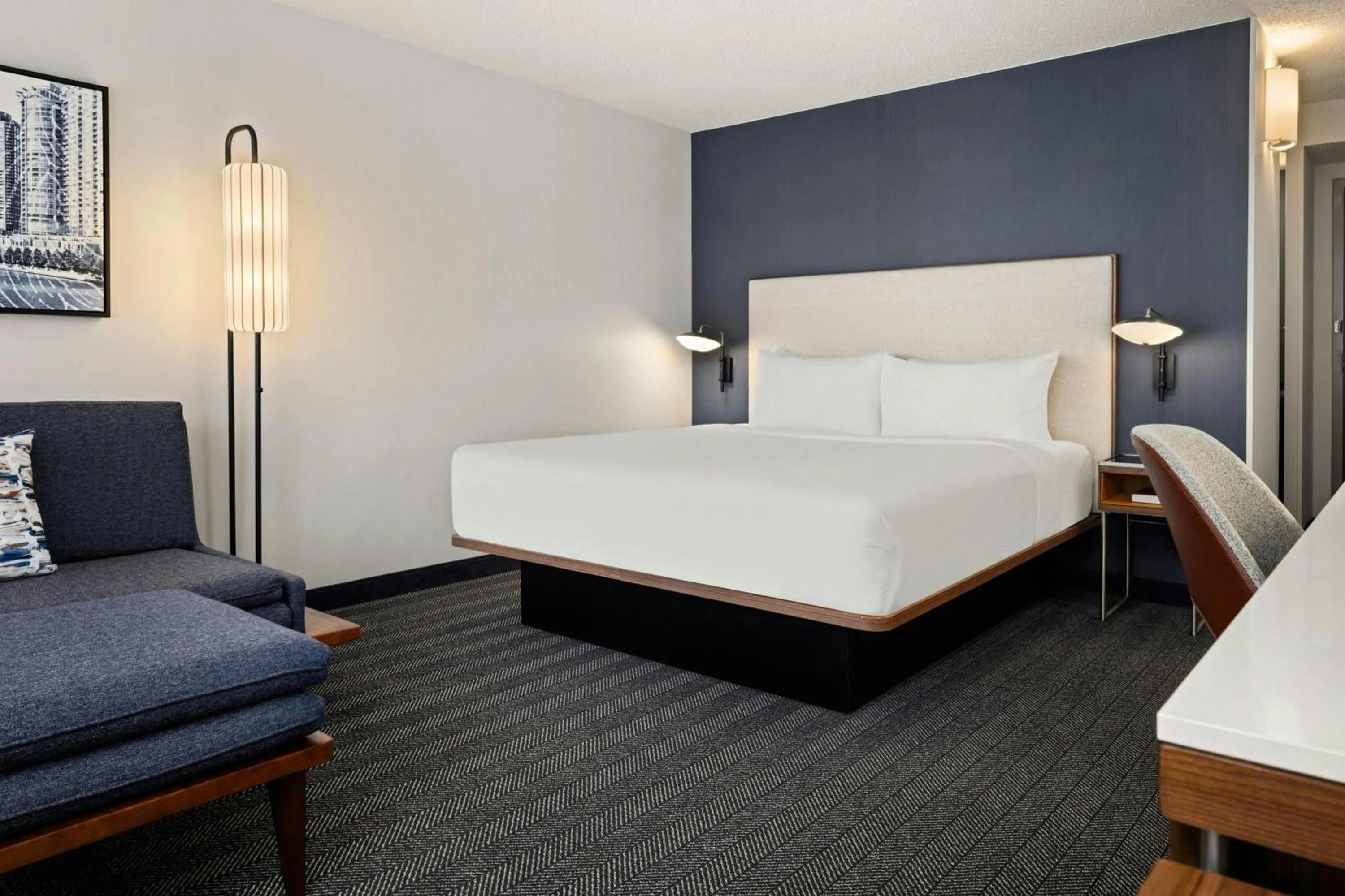 Photo of the whole room, Bed in Courtyard by Marriott Chicago Downtown/River North