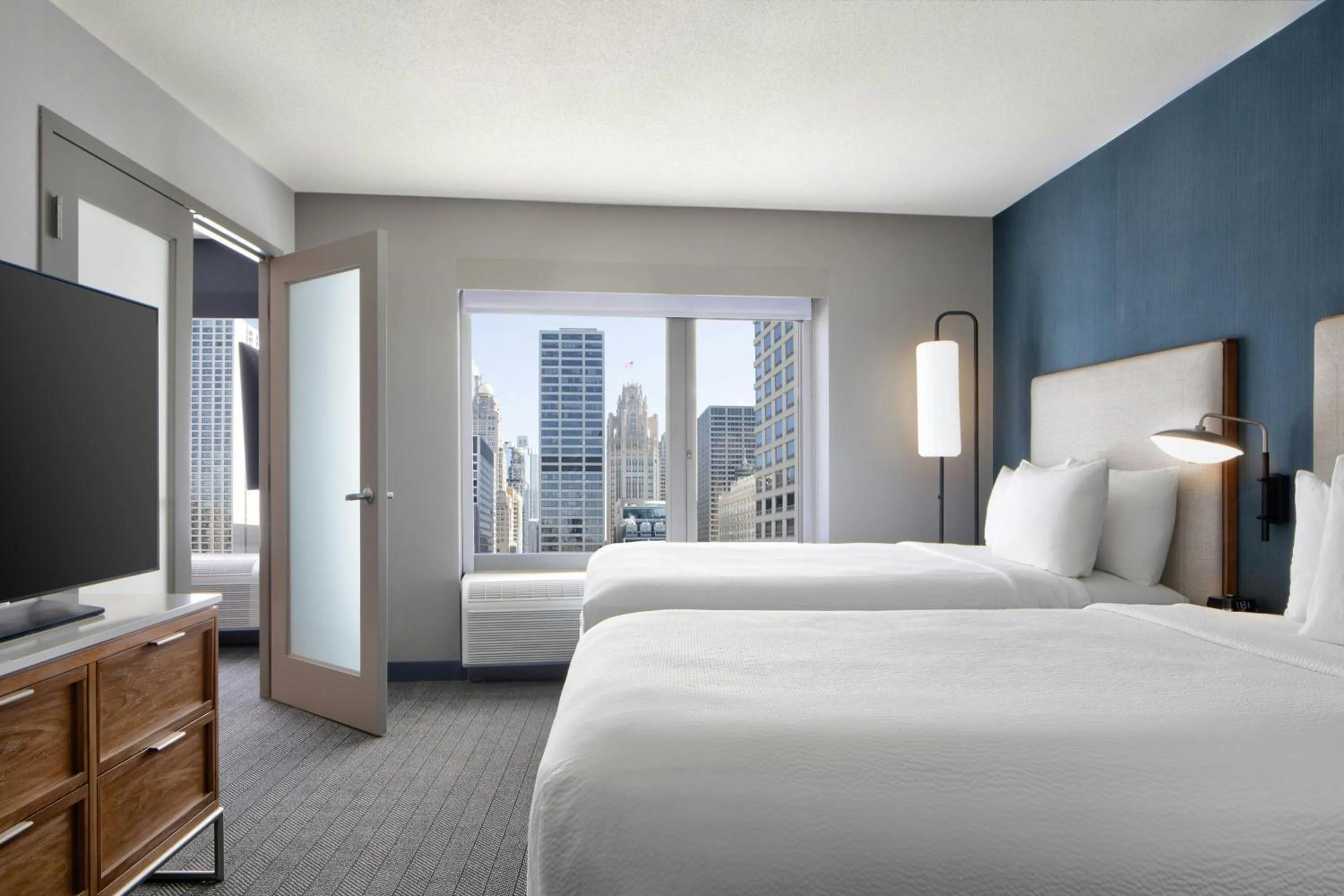 Photo of the whole room, Bed in Courtyard by Marriott Chicago Downtown/River North