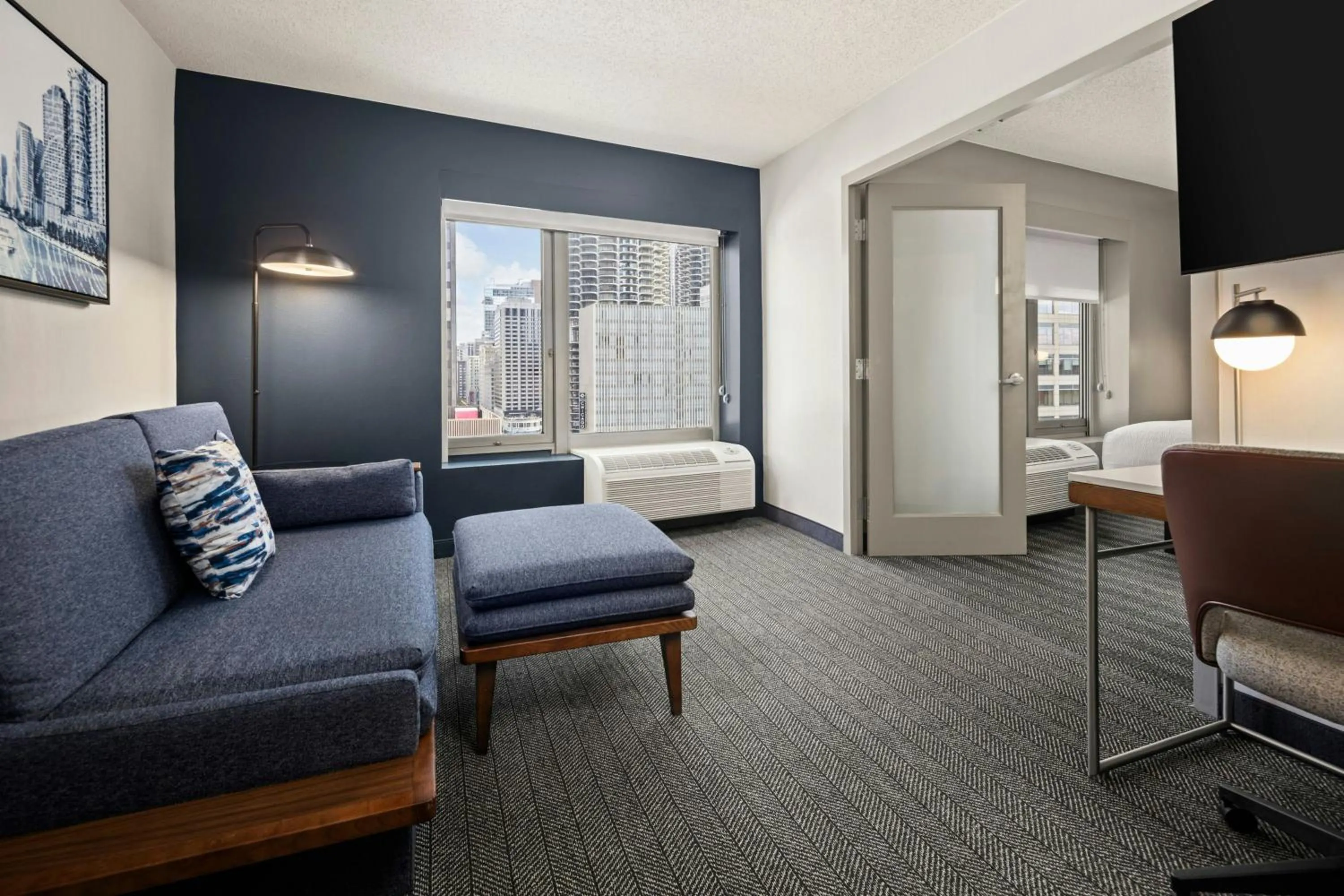 Living room, Bed in Courtyard by Marriott Chicago Downtown/River North