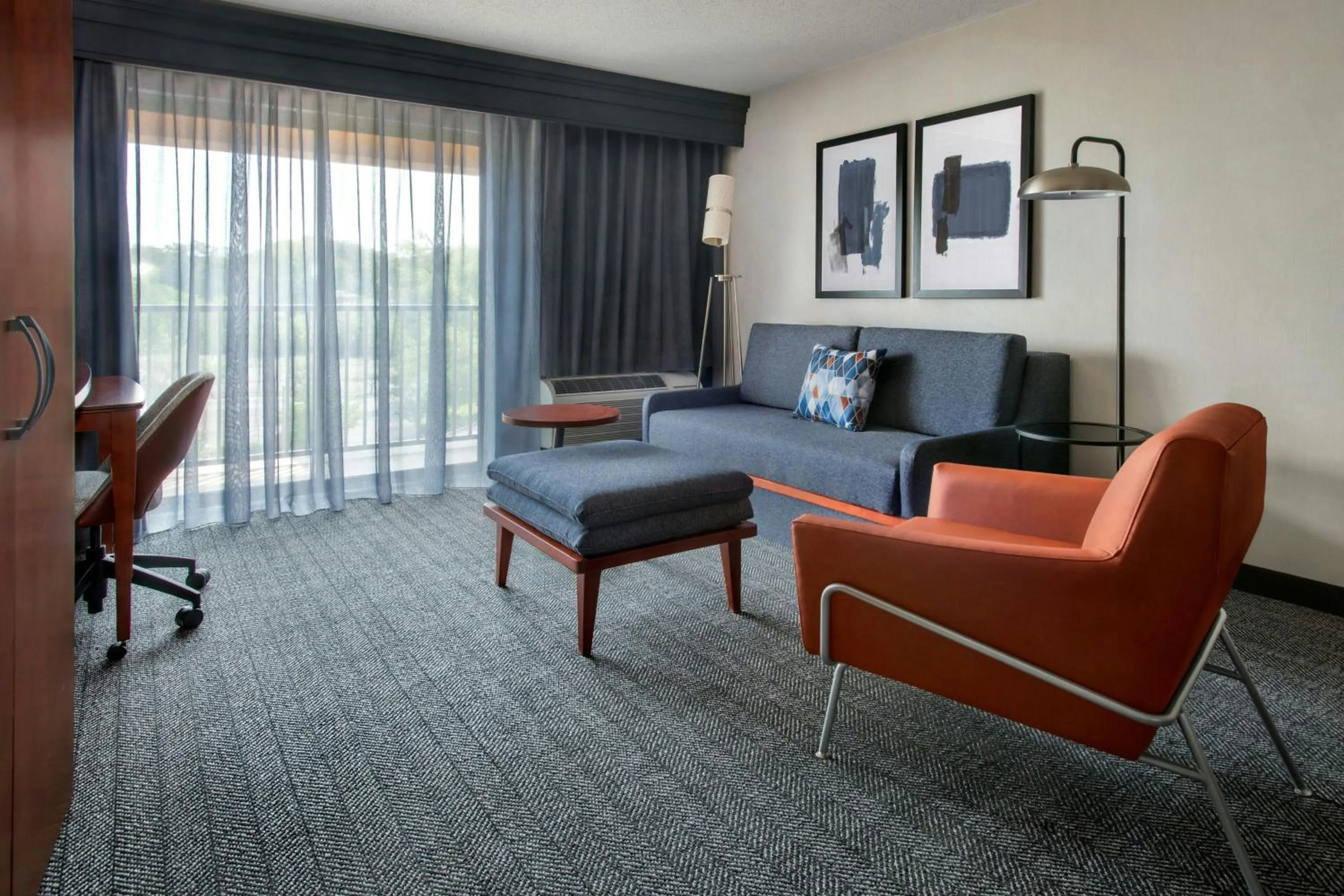 Living room, Bed in Courtyard by Marriott Paramus