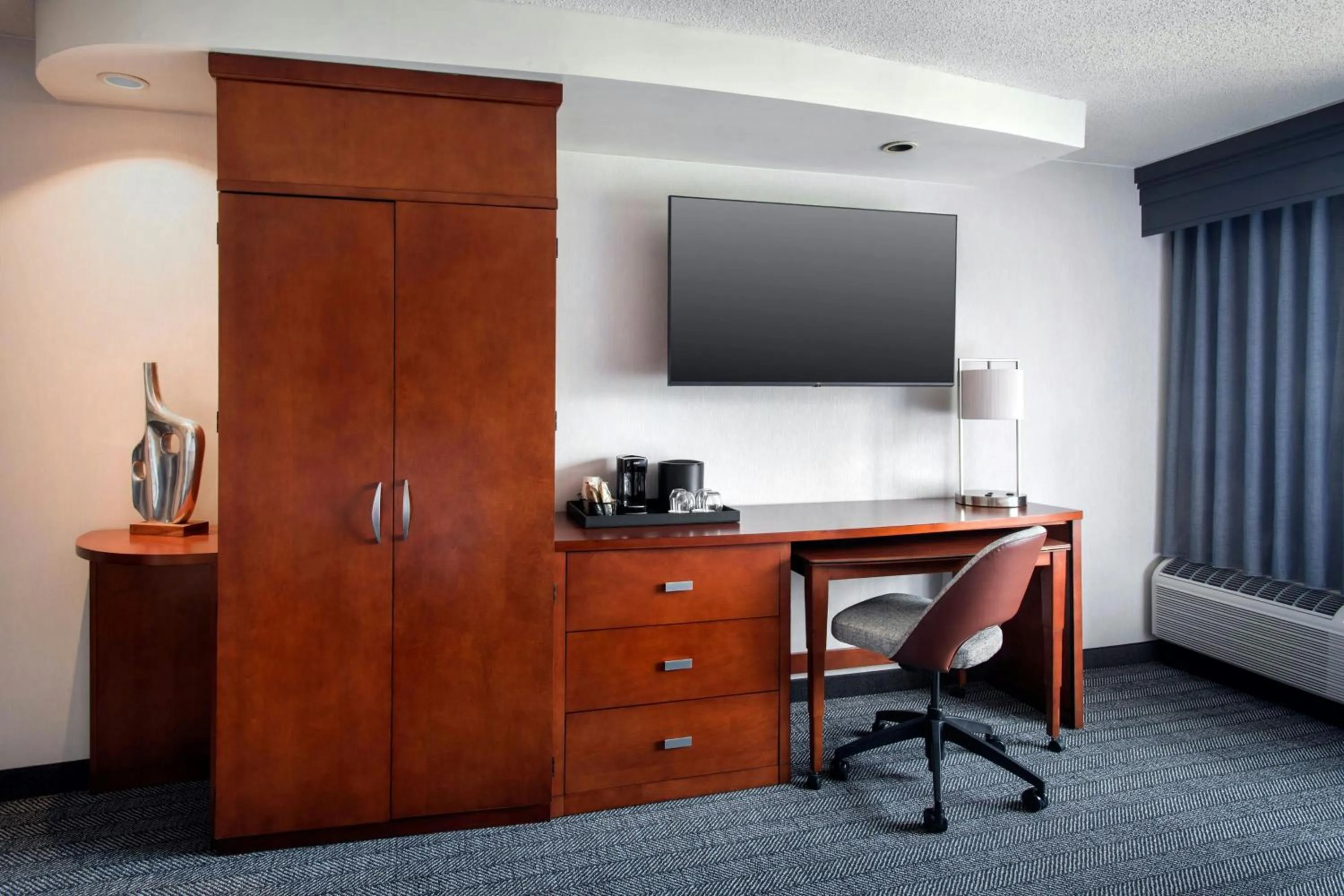 Photo of the whole room in Courtyard by Marriott Paramus