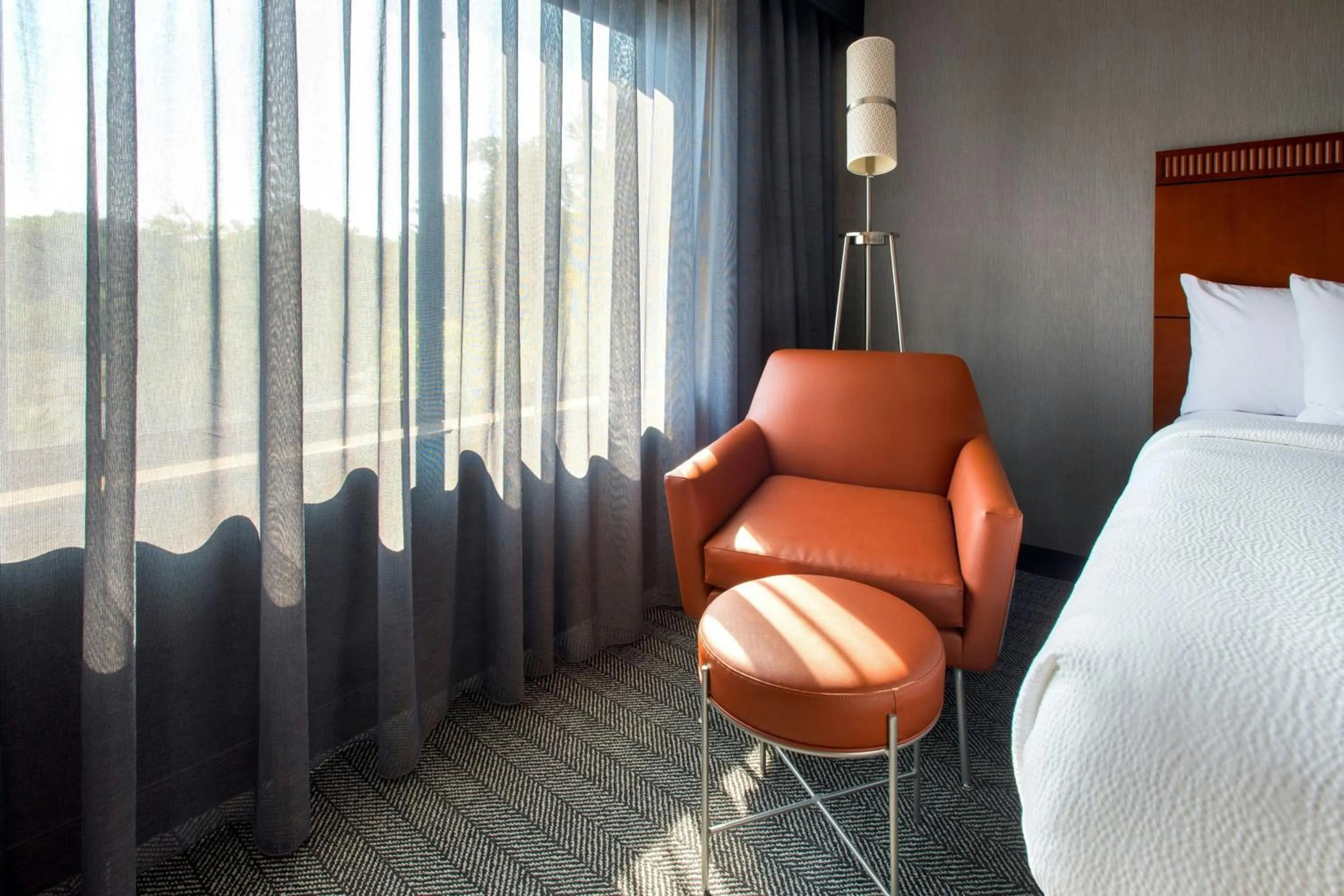 Photo of the whole room, Bed in Courtyard by Marriott Paramus