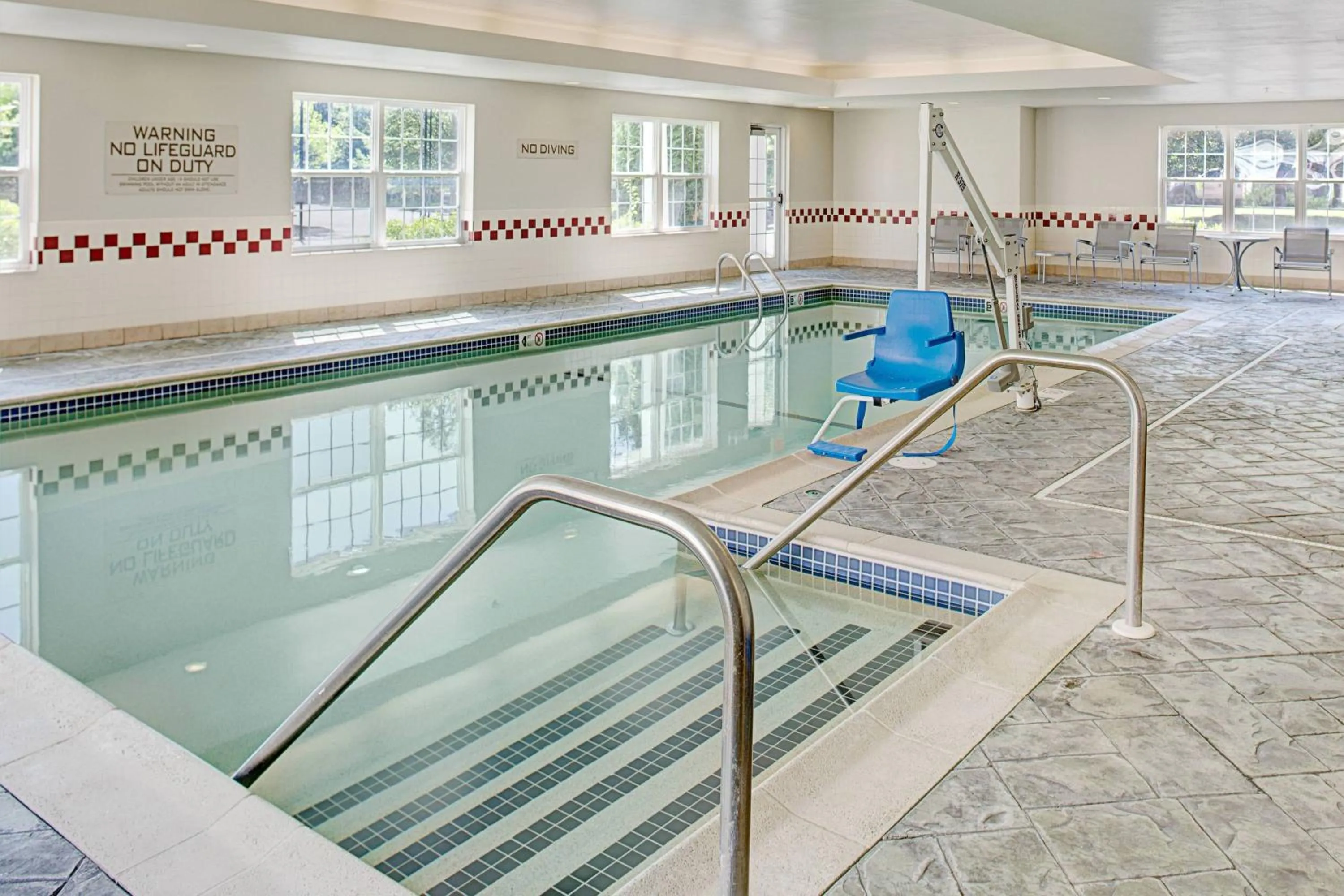 Swimming pool in Residence Inn Boston Franklin